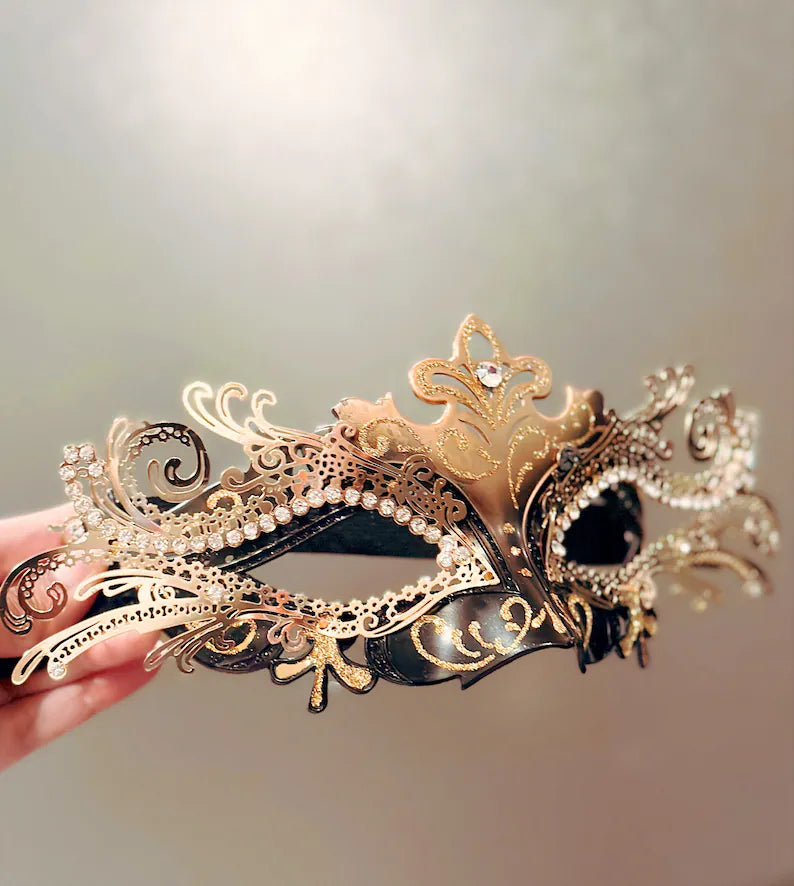 Sparkling Rhinestone Fox Mask for Halloween, Cosplay, and Costume Parties - Elegant & Glamorous Accessory for Women and Girls