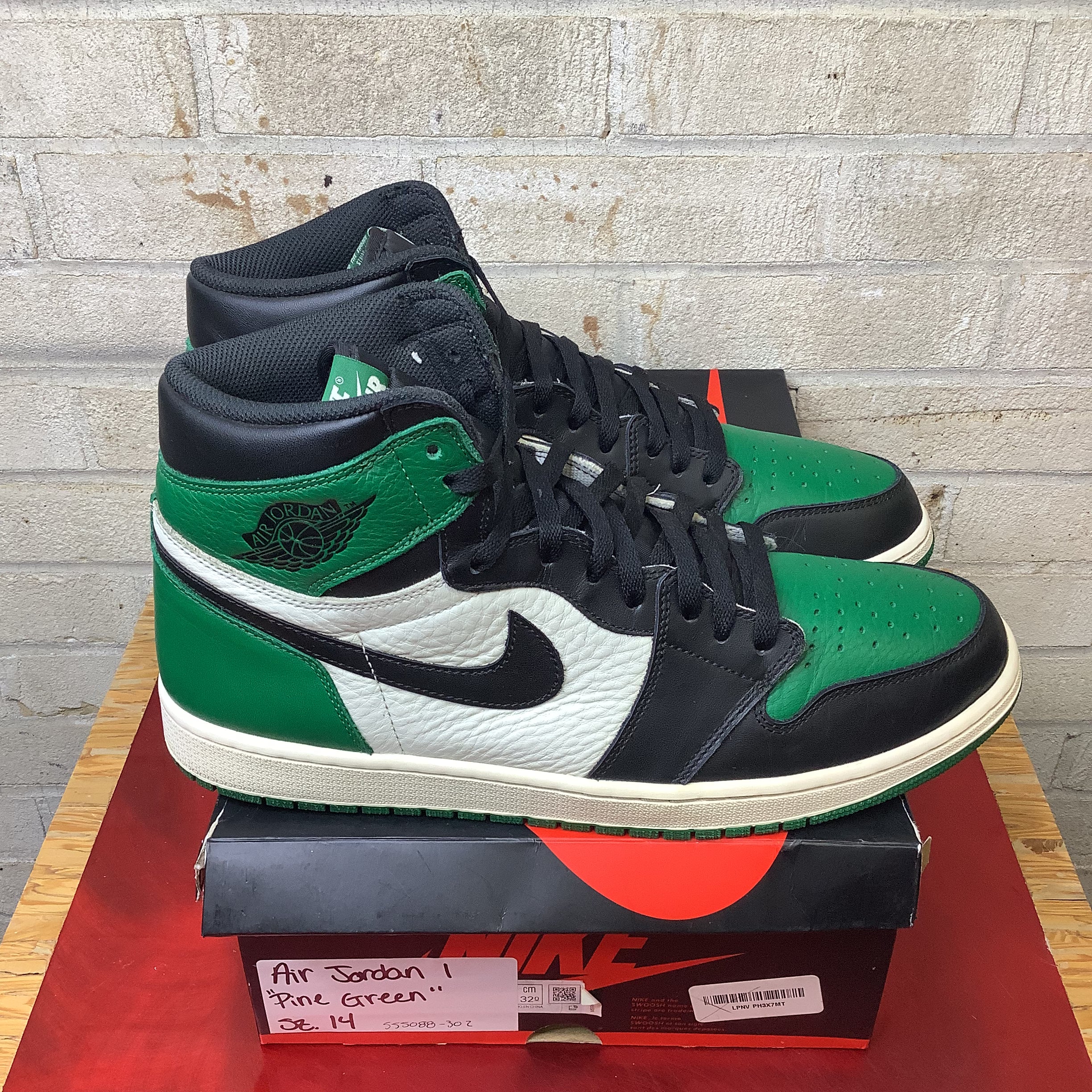 Air Jordan 1 Retro High OG Pine Green Men's Basketball Shoes Size 14 (555088-302) - Perfect for Sneaker Collectors & Streetwear Fashion