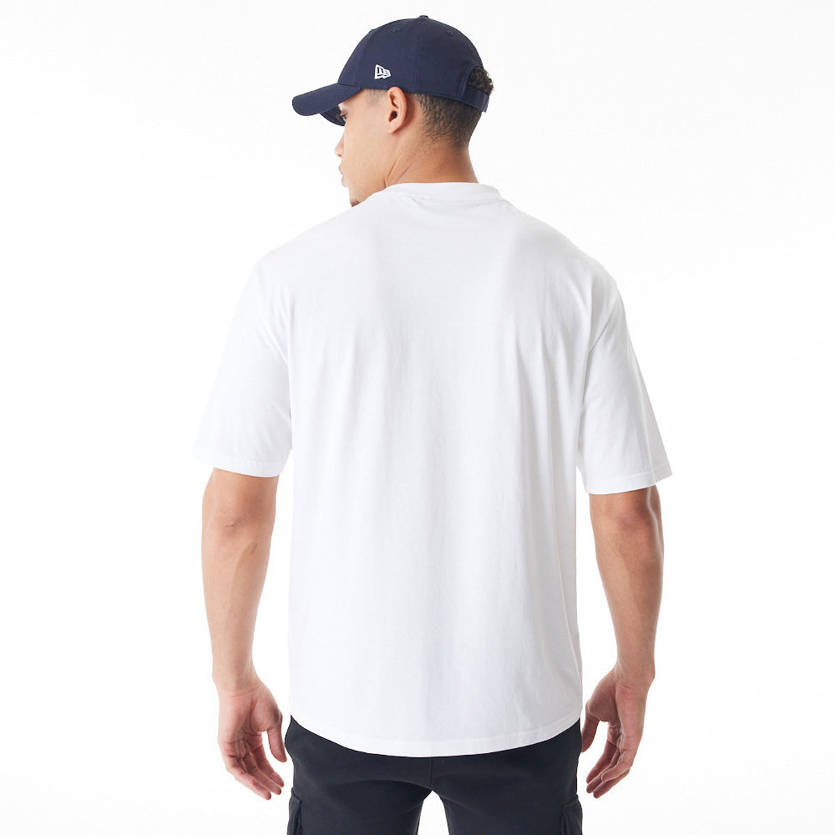 Looney Tunes Team Multi-Character Graphic Oversized White T-Shirt for Men & Women | New Era 9FIFTY Snapback Style | Casual Wear, Cosplay & Fan Merchandise