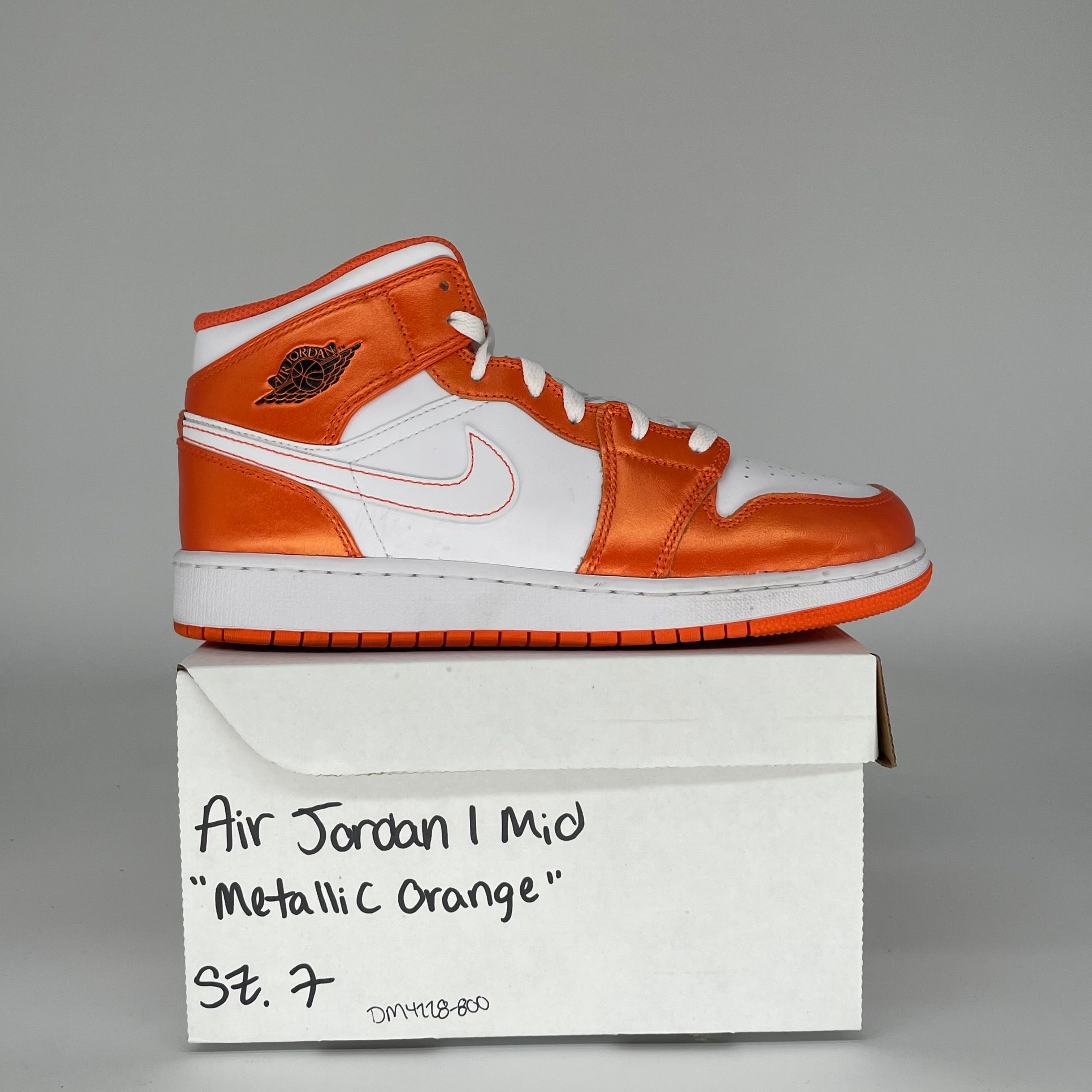 Original Title: AIR JORDAN 1 MID METALLIC ORANGE SIZE 7Y DM4228 800   Optimized Title: **Air Jordan 1 Mid Metallic Orange Sneakers - Size 7Y (DM4228-800) - Men's/Women's Basketball Shoes for Casual & Streetwear Fashion**