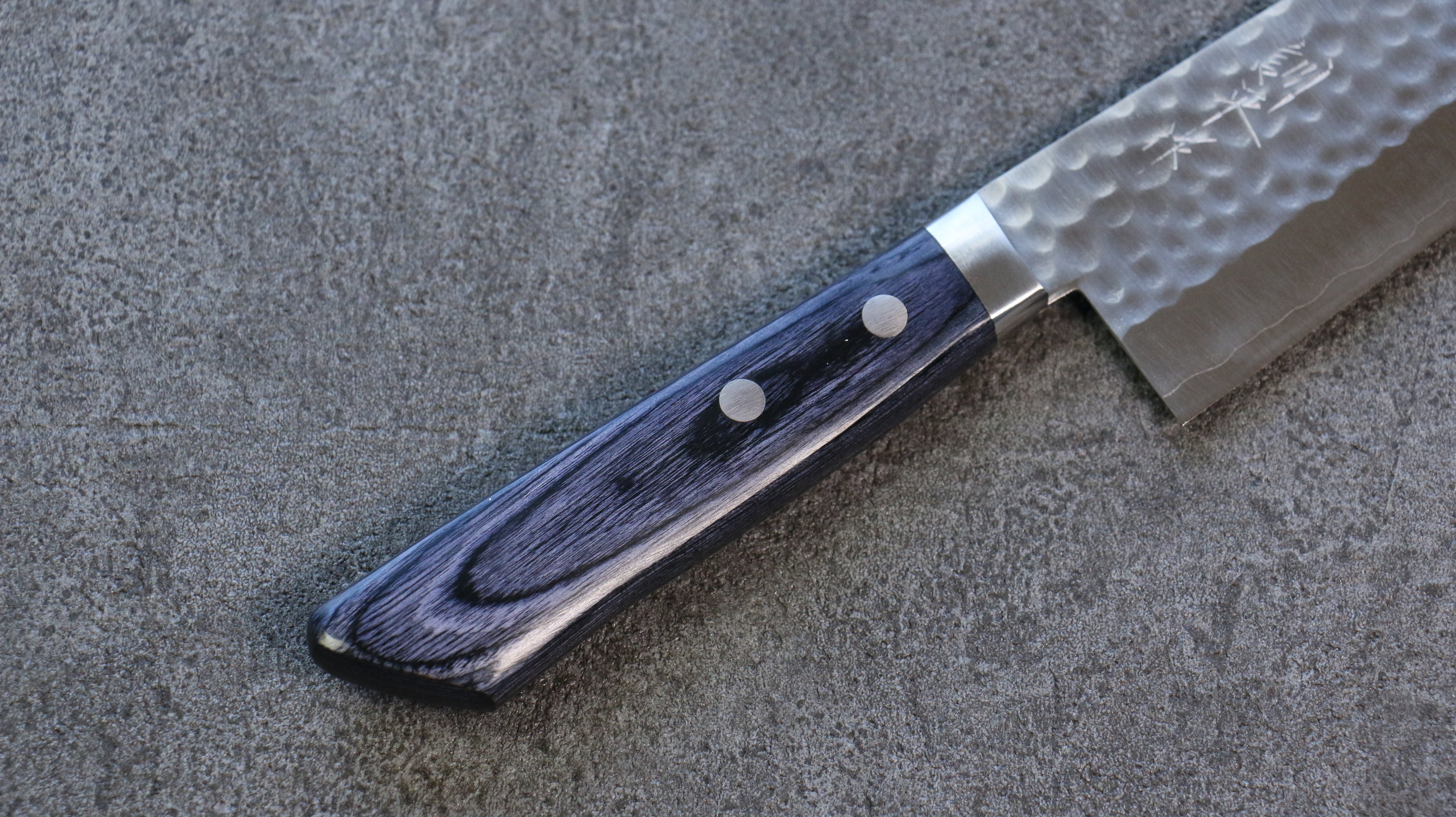 Kunihira VG1 Hammered Santoku Knife 170mm - Japanese Chef Knife with Navy Blue Pakkawood Handle - Perfect for Slicing, Dicing & Chopping Vegetables, Meat & Fish