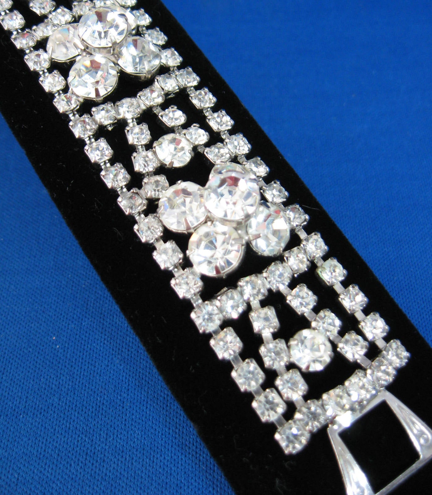 Vintage 3D Rhinestone Bracelet Set - Elegant Hand Prong Jewelry for Women, 1990s Inspired Party Accessories | Perfect for Evening Events, Weddings & Special Occasions