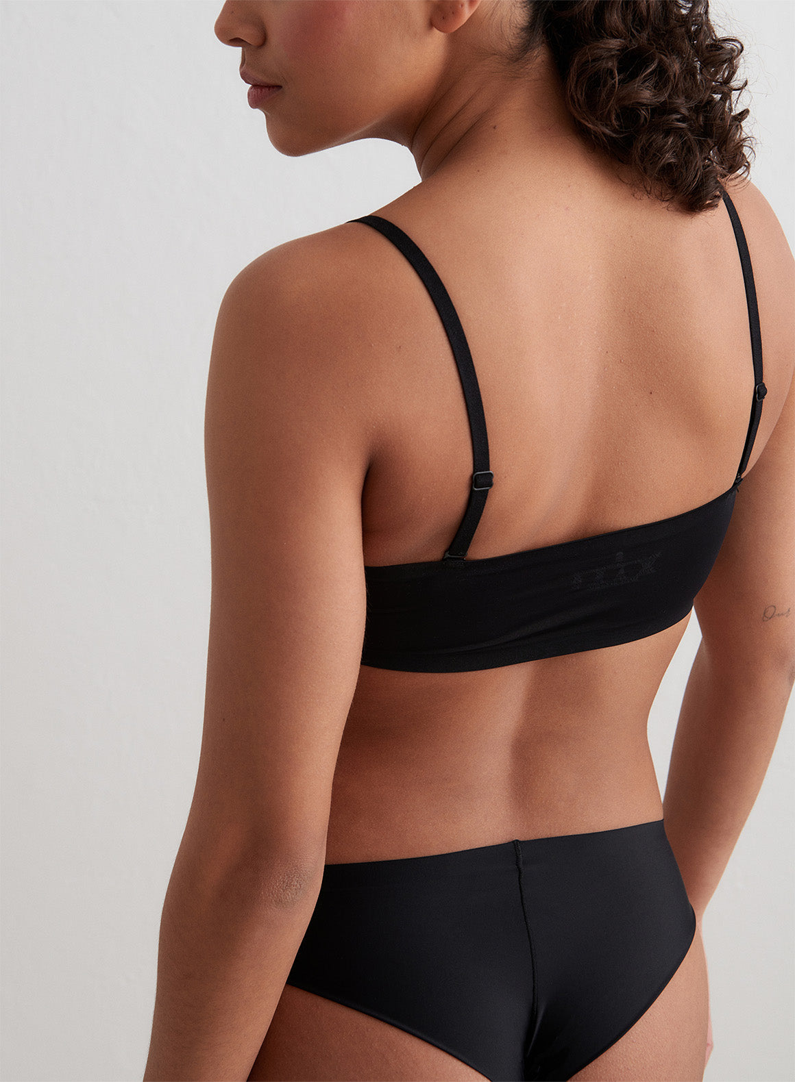 Black Invisible Seamless Top for Women - Comfortable Everyday Wear, Layering & Workout