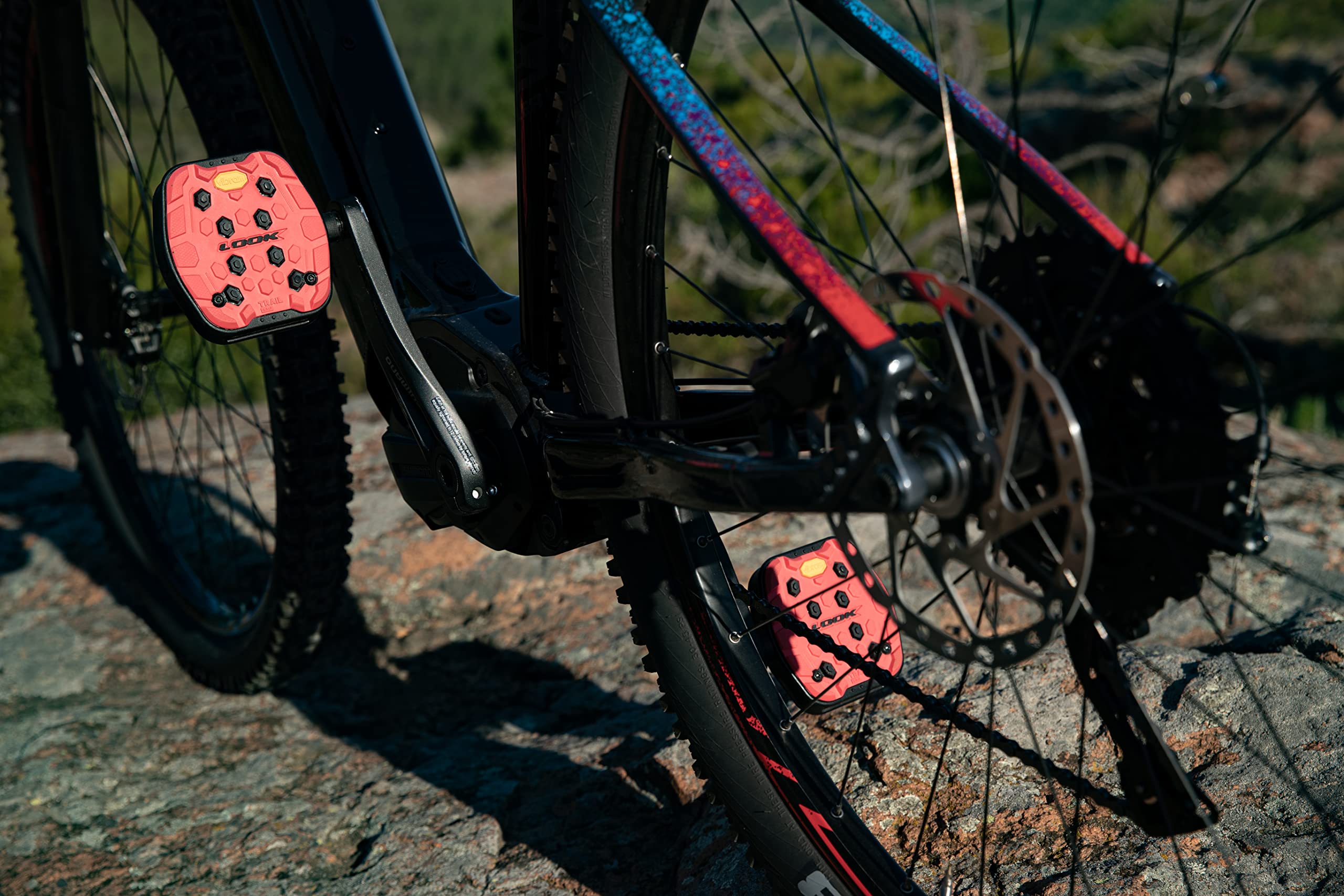 LOOK Cycle Geo Trail Grip MTB Bike Pedals - Flat Mountain Bike Pedals for Off-Road Cycling - Durable Non-Slip Design in Black/Red/Lime/Camo - Perfect for Trail Riding & Mountain Biking Adventures
