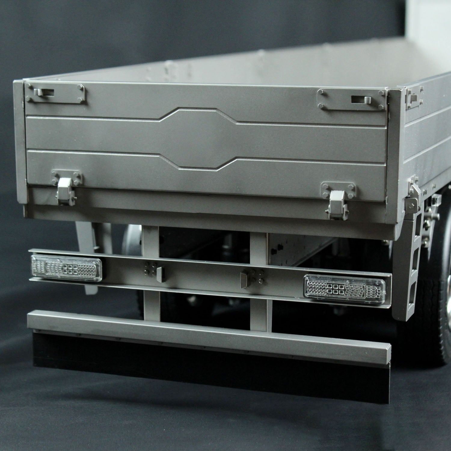 1/14 Scale 3 Axle Metal Semi Trailer for RC Tractor Truck - Remote Control Electric Model Car Kit (Unassembled & Unpainted) - Perfect for RC Enthusiasts & Collectors