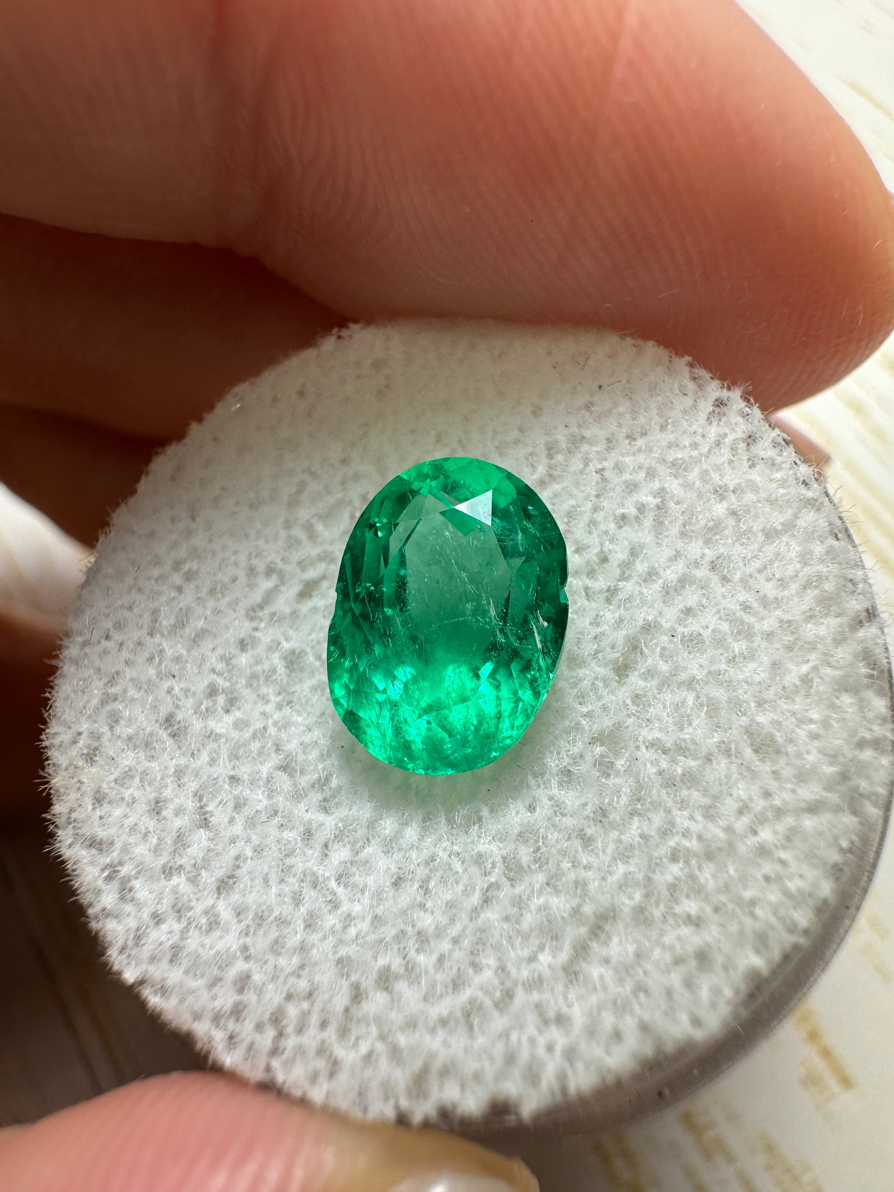2.67 Carat 10x7mm Vibrant Green Loose Colombian Emerald Gemstone - Oval Cut for Jewelry Making, Engagement Rings & Luxury Gifts