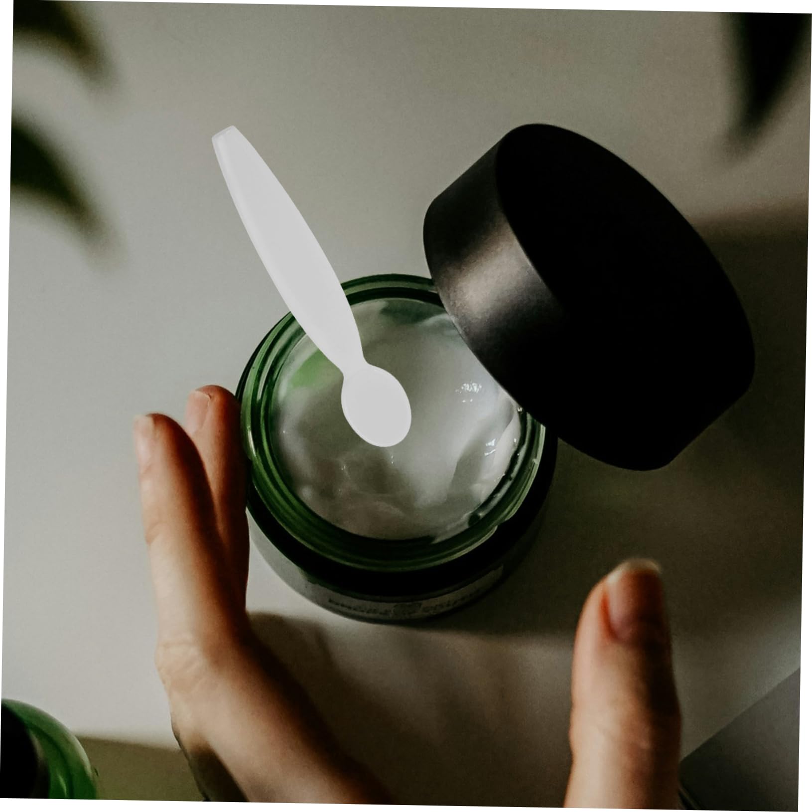 20pcs White PP Makeup Scoop Spatulas - Reusable Cosmetic Spoons for Skincare, Foundation & Creams - Perfect for Makeup Artists & Beauty Enthusiasts at Home or Salon