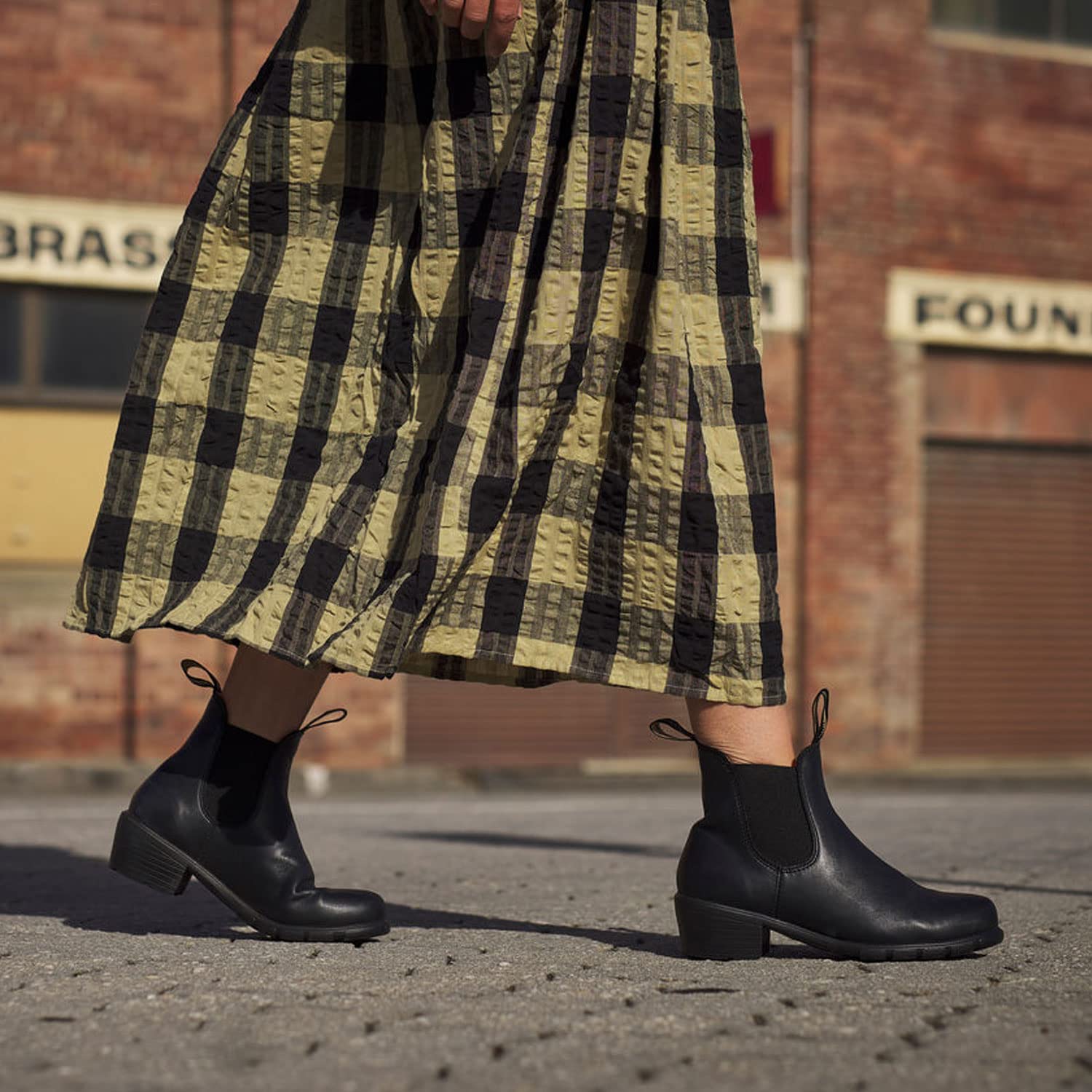 Blundstone 2068 Women's Chelsea Boots - Low Heel Ankle Boots for Women, Comfortable & Stylish Black Leather Shoes | Perfect for Casual Wear, Work & Outdoor Activities