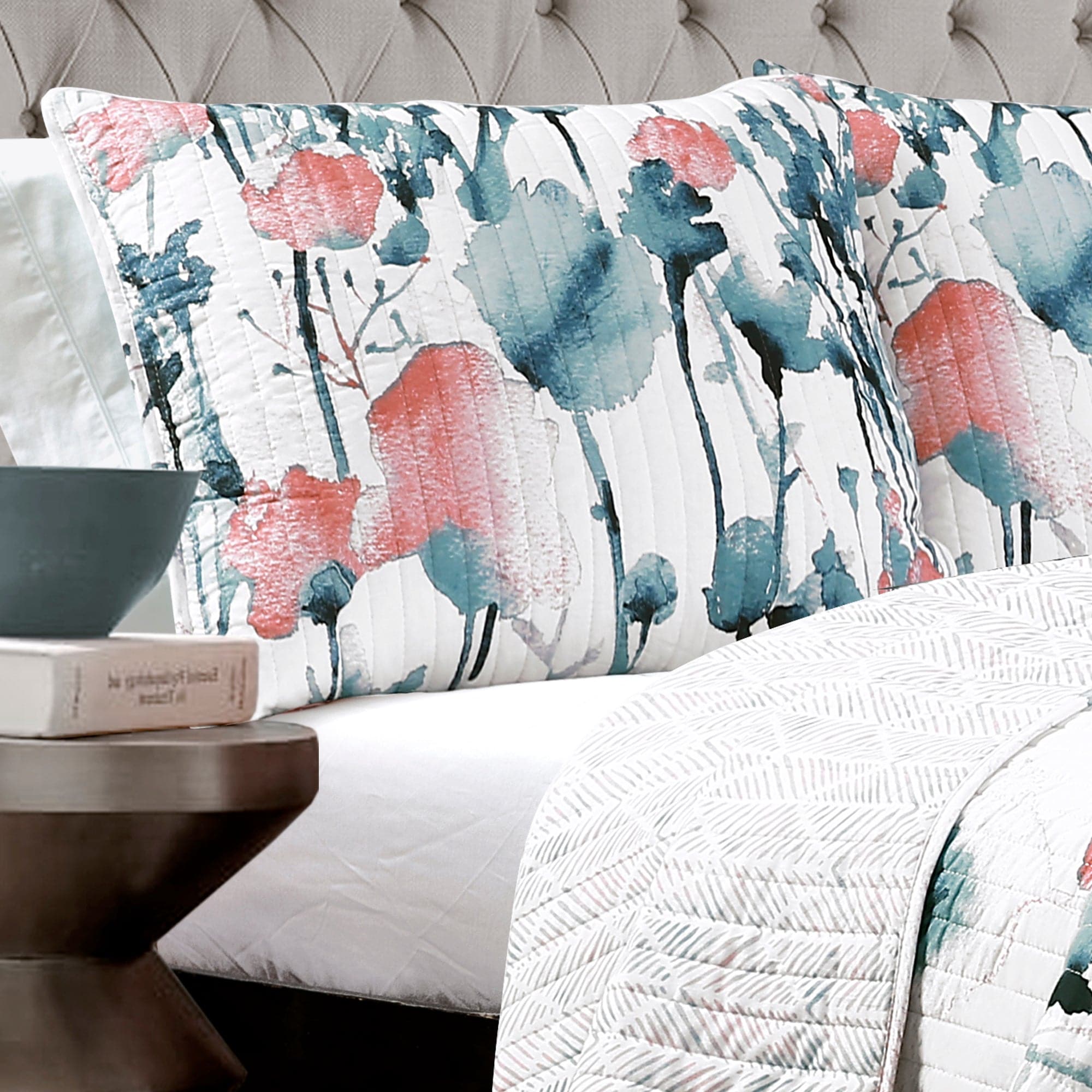 Zuri Flora Quilt 3 Piece Bedding Set - Soft Floral Pattern Comforter, Pillow Shams & Bed Skirt - Perfect for Master Bedroom, Guest Room & Cozy Home Decor