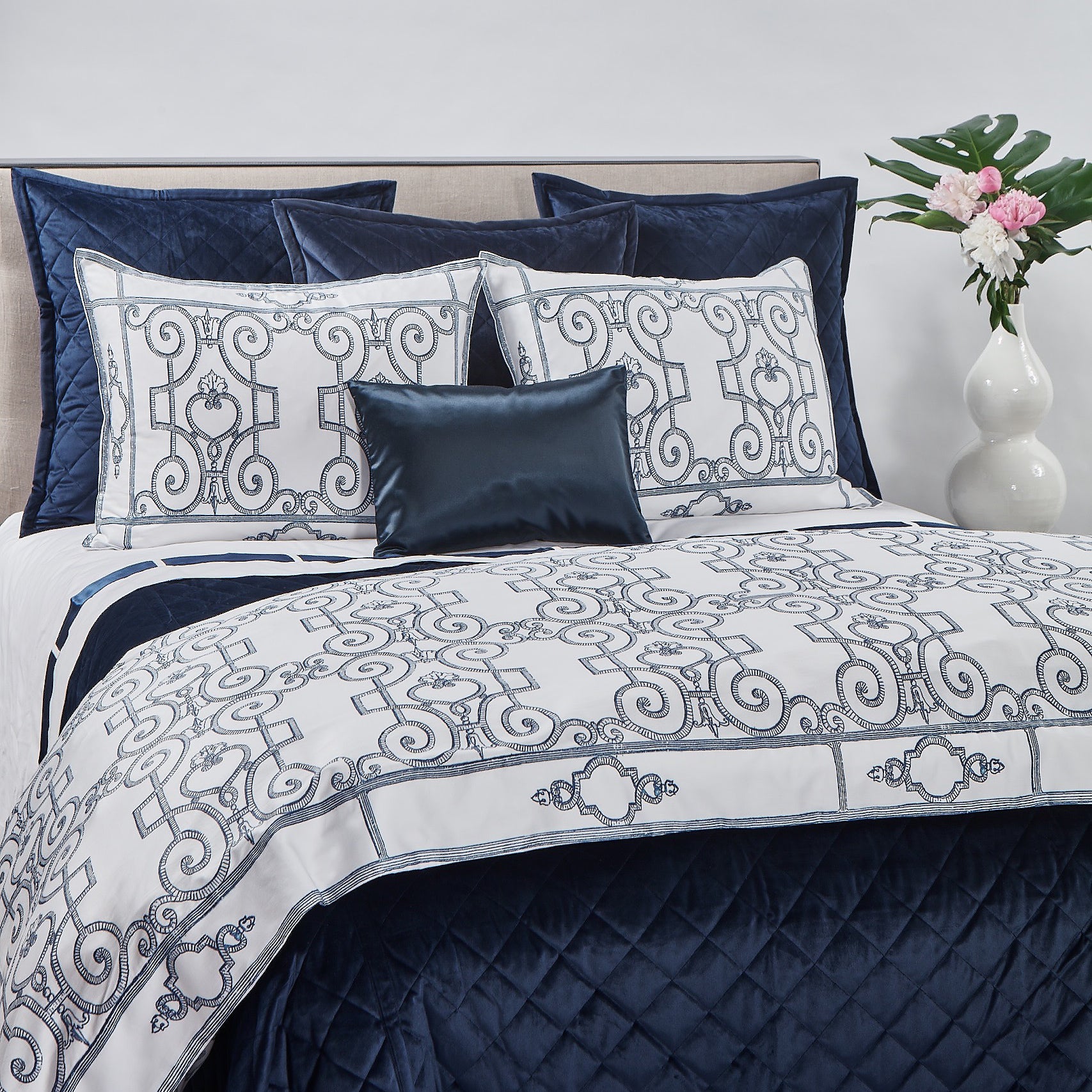 Luxury Velvet Coverlet Set - Soft & Breathable Navy Blue Bedspread for King/Queen Size - Perfect for Bedroom Decor & Cozy Nights