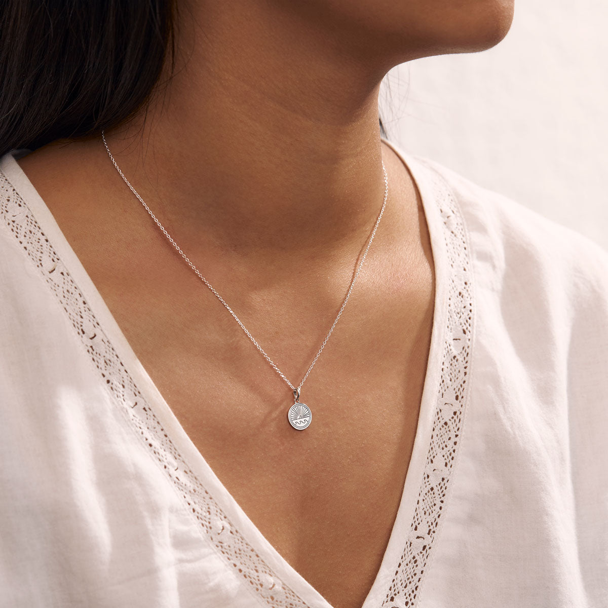 Ocean Horizon Medallion Necklace for Women - Elegant Sea-Inspired Jewelry Gift for Beach Lovers, Birthday & Anniversary - Perfect for Summer Vacations, Beach Weddings & Boho Fashion