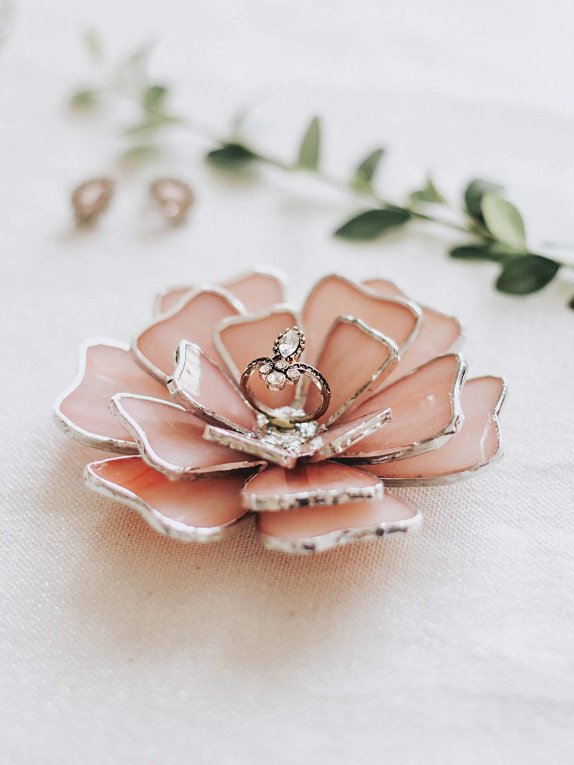 Opalescent Glass Flower Ring Holder - Elegant Wedding Ring Dish for Bride & Bridesmaids | Perfect Valentines Day Gift for Her, Engagement Ring Keeper & Flower Girl Gift in Dusty Rose | Ideal for Home Decor, Jewelry Storage & Special Occasions