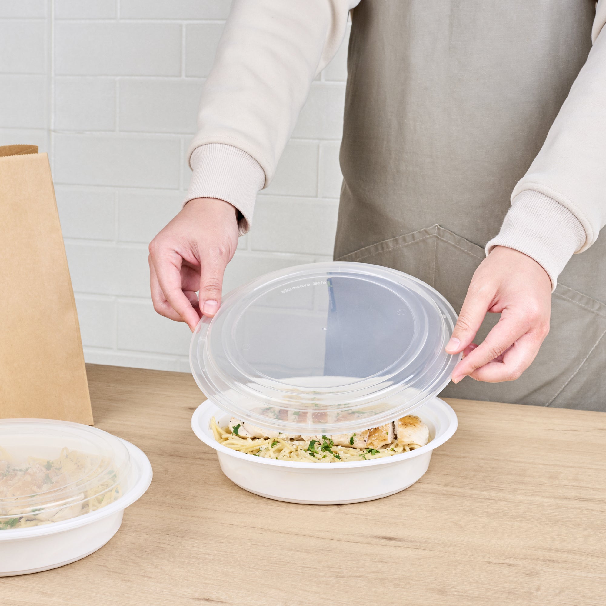 48 oz Round White Plastic Takeout Containers with Clear Lids - Microwave Safe, 9x9x1.75 Inches - 100 Pack Bulk Food Storage for Restaurants, Catering & Meal Prep