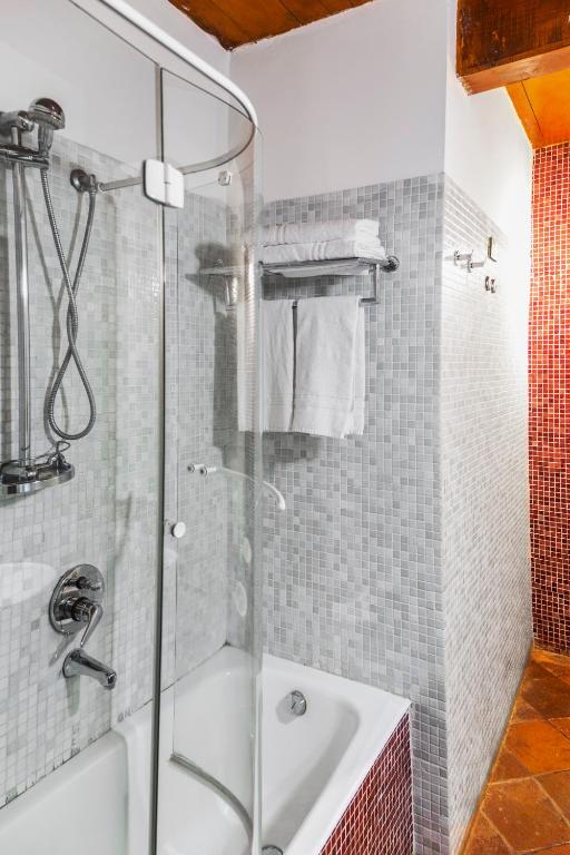 Luxury Double Room for Couples & Travelers - Perfect for Romantic Getaways & Business Trips