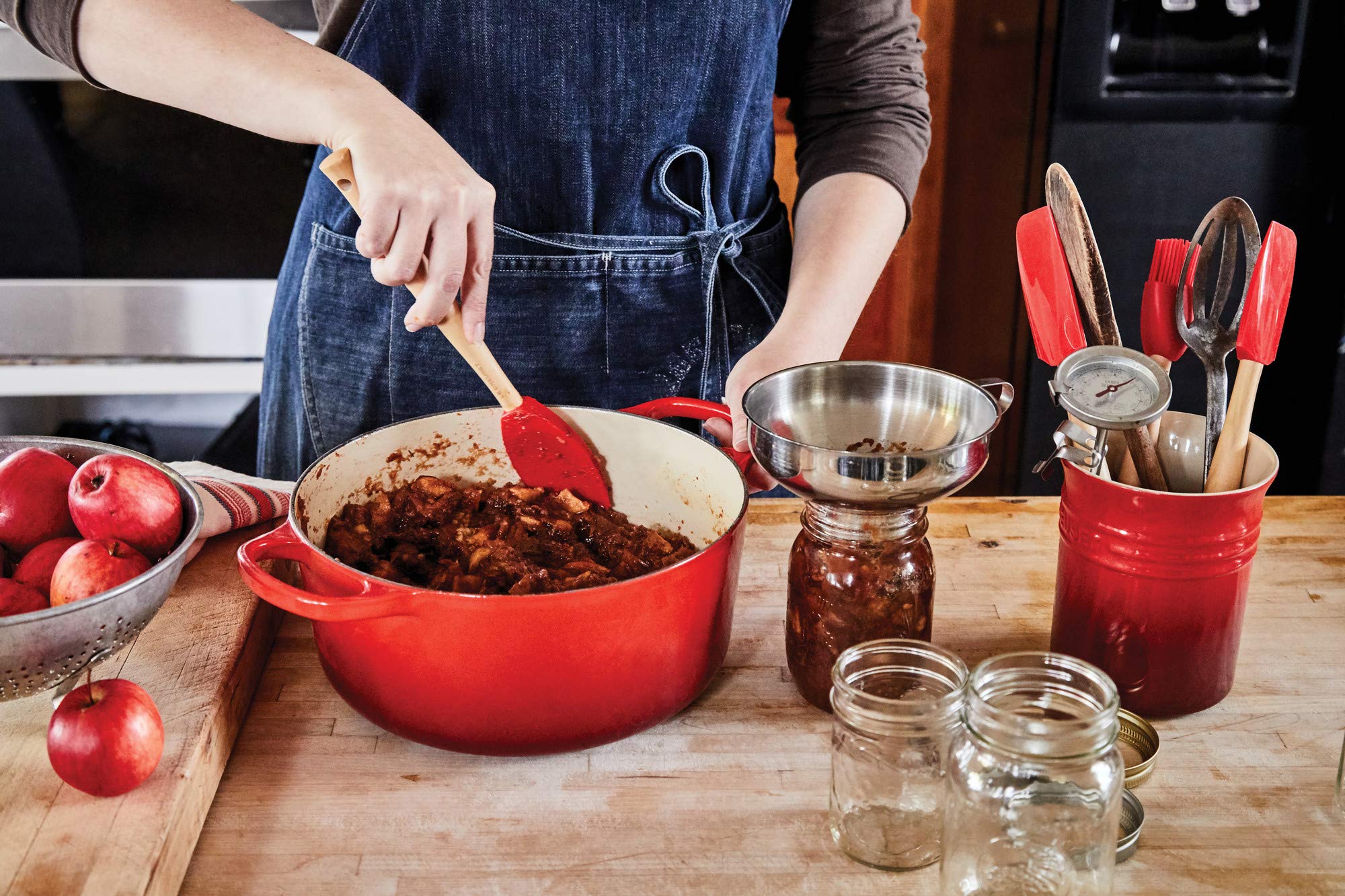 Le Creuset 5-Piece Silicone Utensil Set with Stoneware Crock - Heat-Resistant Kitchen Tools for Cooking & Baking - Perfect for Non-Stick Pans, Mixing Bowls & Serving Dishes (Cerise Red)