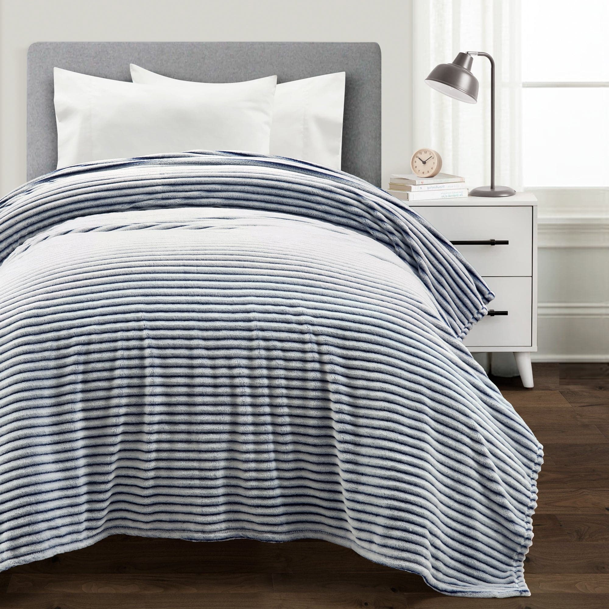 Super Soft & Cozy Oversized Faux Fur Ribbed Blanket - Plush Throw for Bed, Couch & Winter Warmth - Perfect for Home Decor, Movie Nights & Gift Giving
