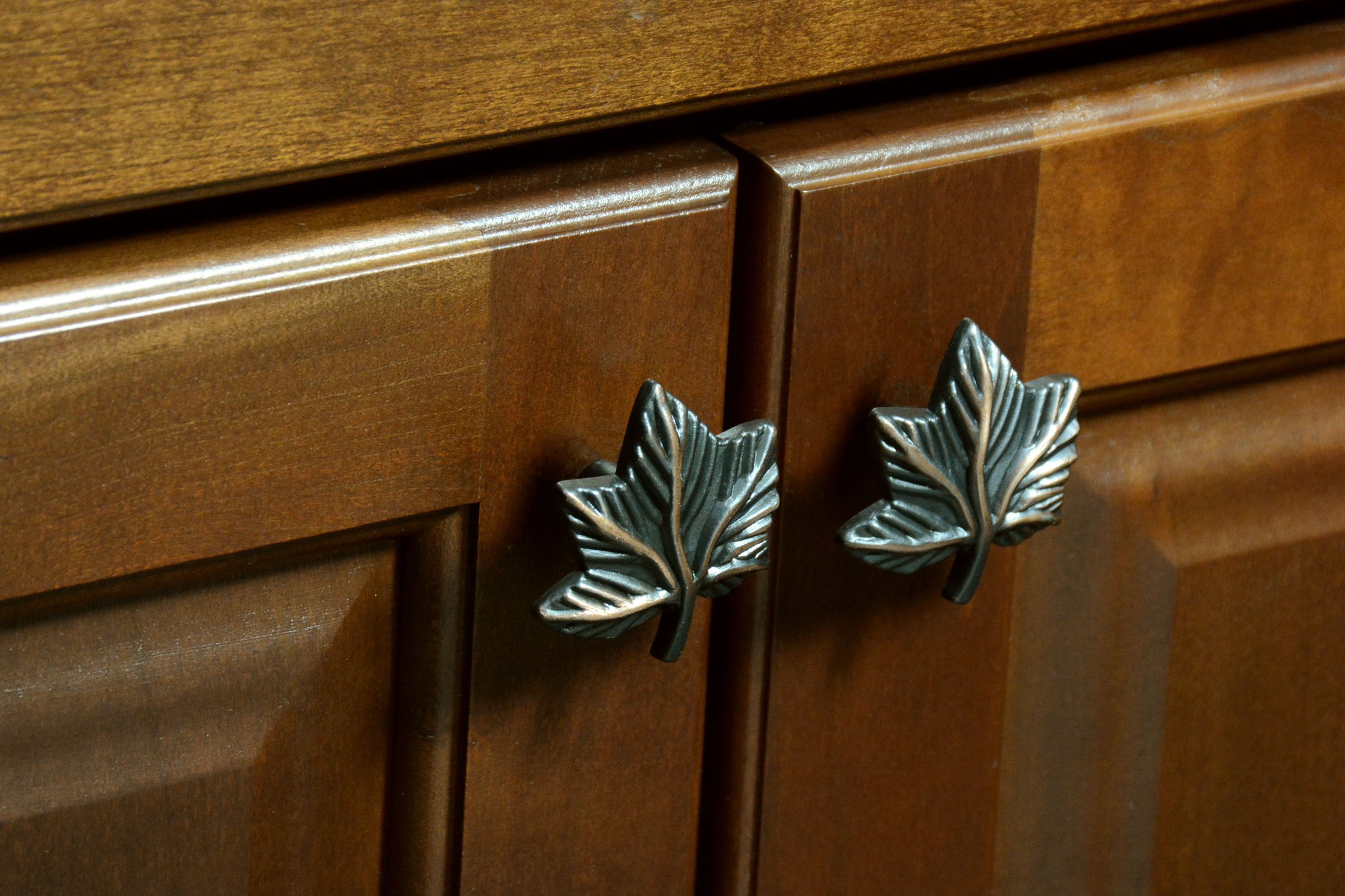 Ivy Leaf Cabinet Knob - Oil Rubbed Bronze Finish - Vintage Style Drawer Pulls for Kitchen & Bathroom Hardware Upgrade