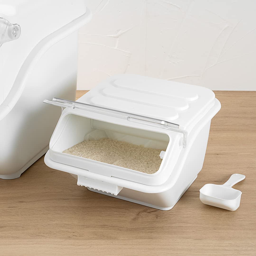 Restaurantware Met Lux 2.6 Gallon Food Storage Container with Lid & Measuring Scoop - Stackable White Plastic Ingredient Bin for Flour, Sugar & Bulk Foods | Perfect for Commercial Kitchens, Bakeries & Pantry Organization