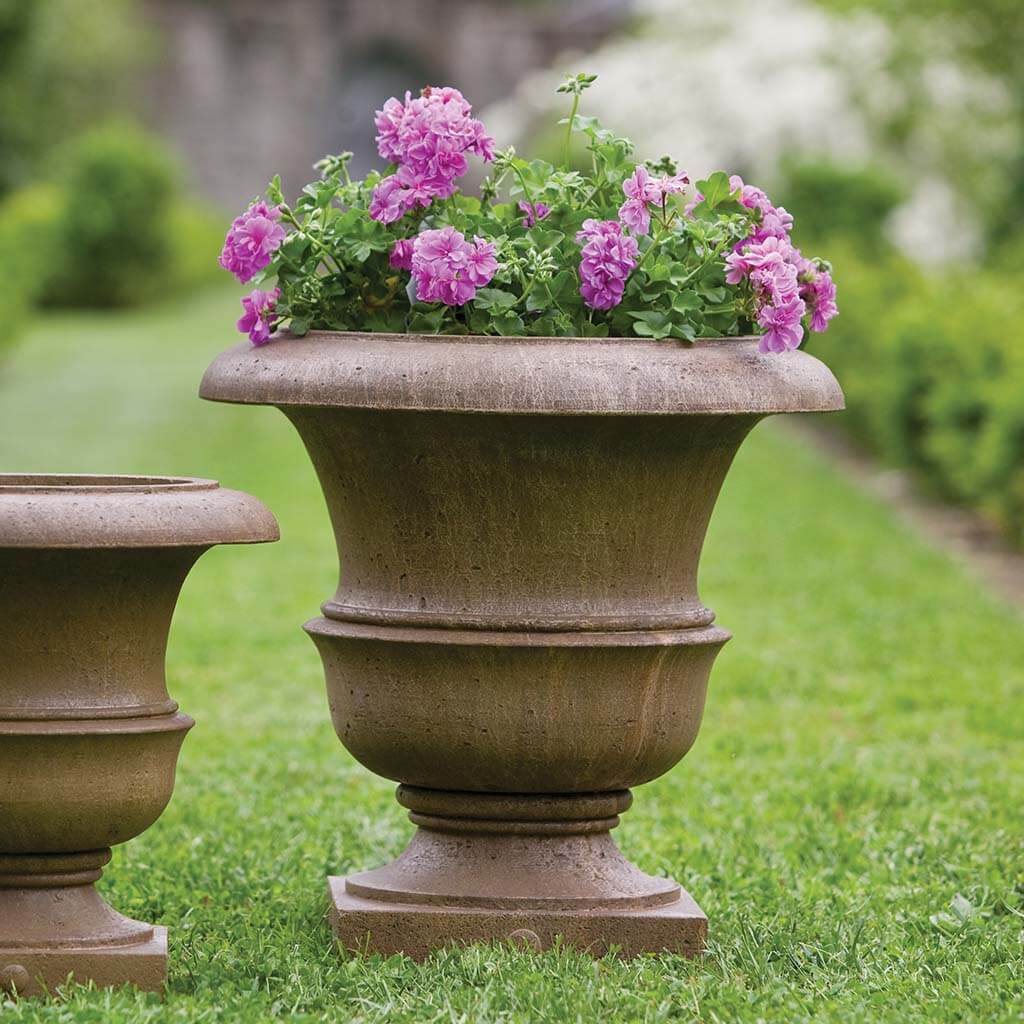 Campania International Williamsburg Wren Large Planter - Outdoor Garden Decor for Patio, Porch, and Yard - Classic Ceramic Flower Pot for Plants and Flowers