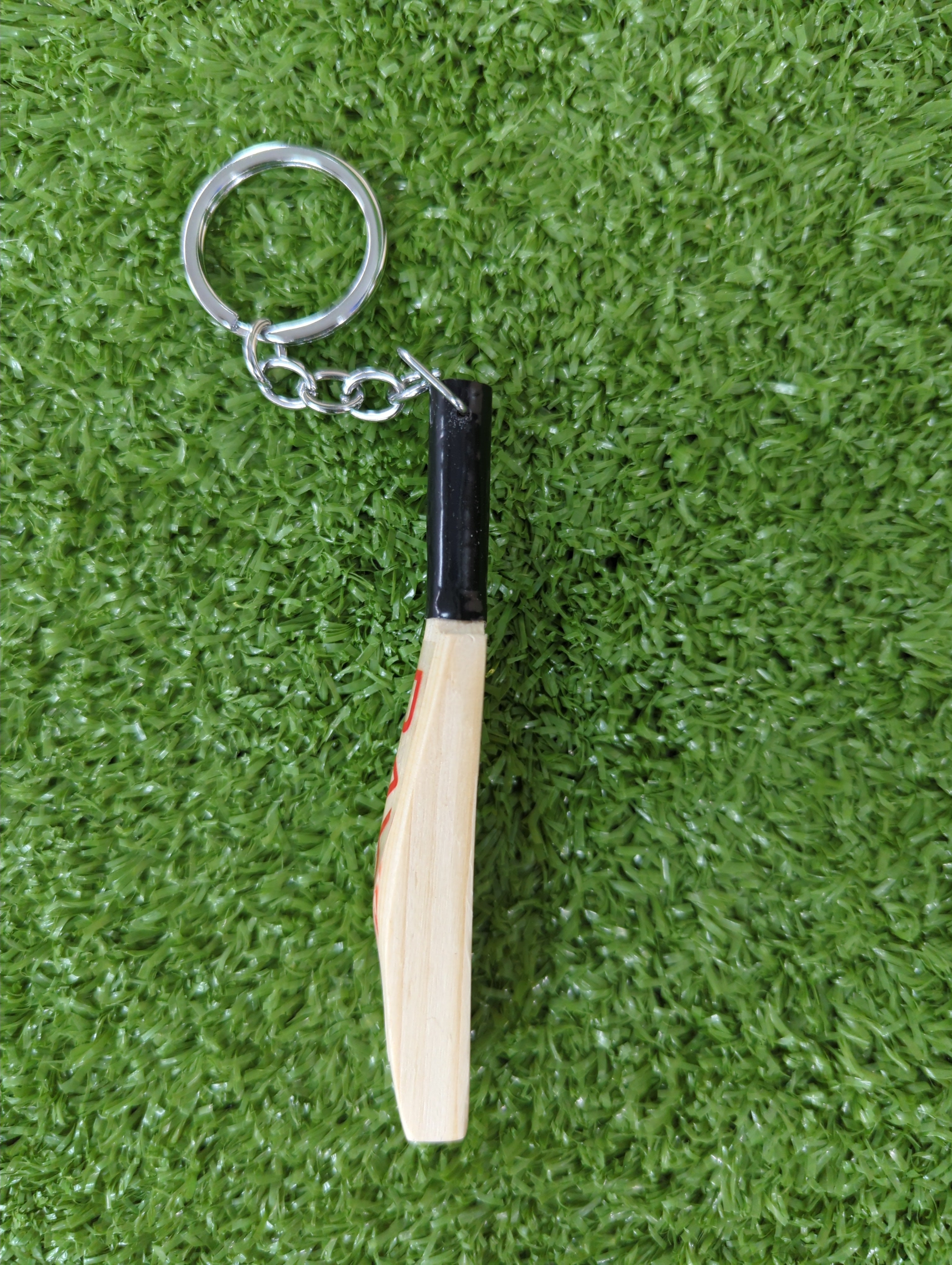 Raydn Cricket Bat Keychain - Miniature Cricket Bat Keyring for Sports Fans - Perfect for Cricket Enthusiasts, Gifts, and Team Spirit Accessories - Use for Keys, Bags, or Sports Gear