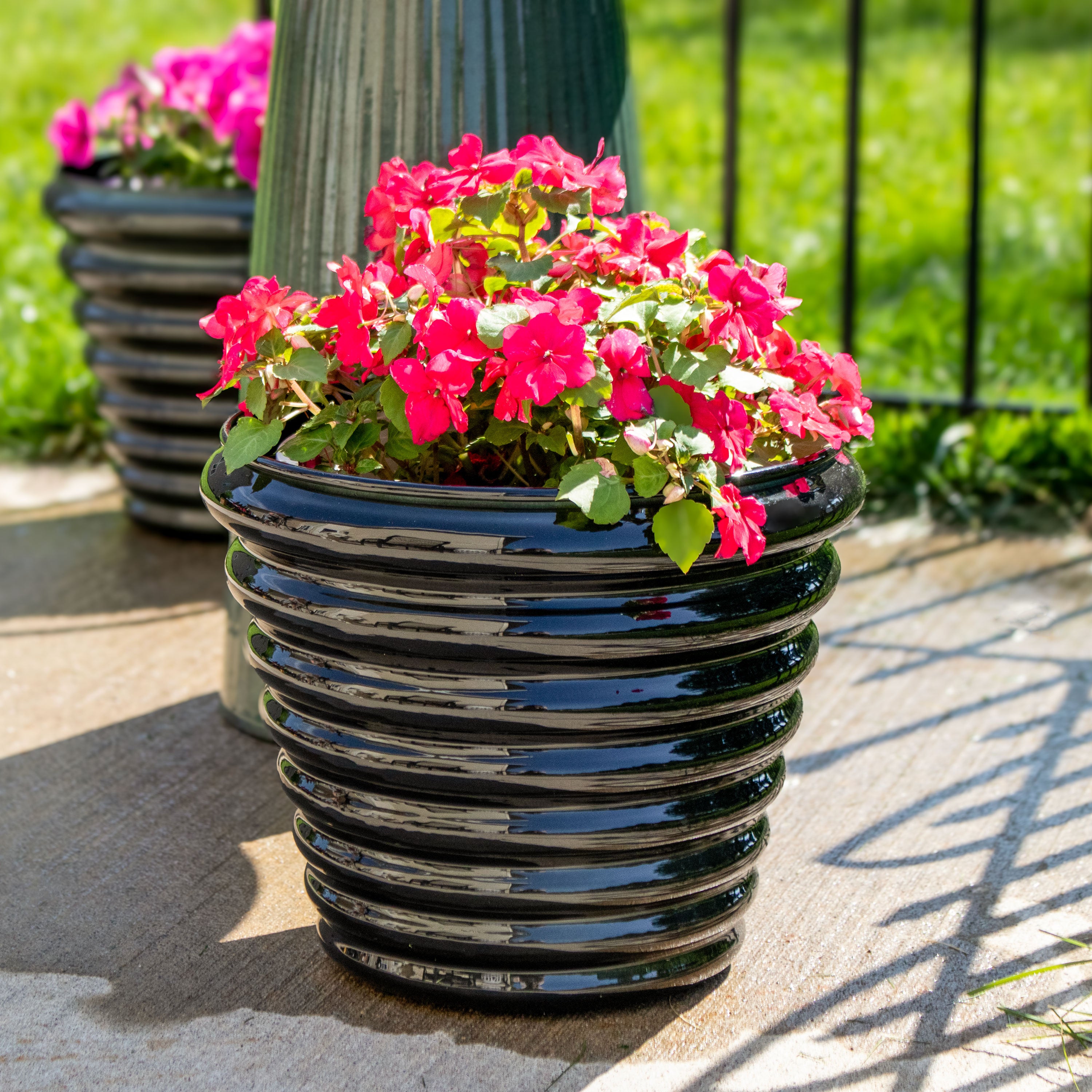 Sunnydaze Molly 12.5 Inch Metal Outdoor Planters - Rust-Resistant Garden Pots for Patio, Deck & Balcony Decor - Perfect for Flowers, Succulents & Herbs