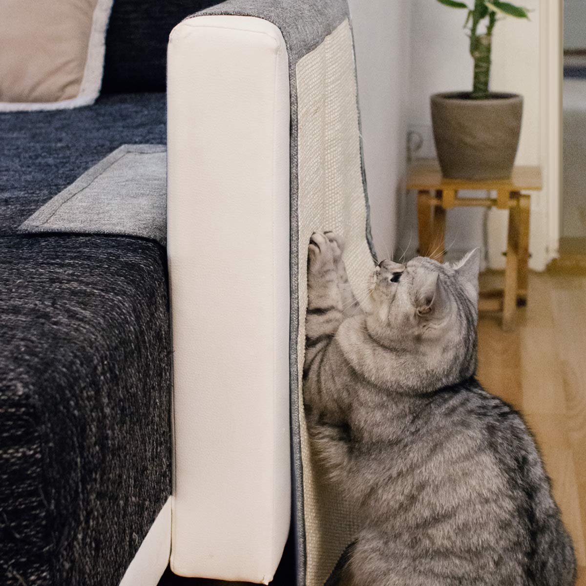 Navaris Natural Sisal Cat Scratch Mat - Durable Sofa Protector & Furniture Guard for Cats - Anti-Scratch Carpet for Bed, Chair, Couch - Perfect for Indoor Cats & Pet-Friendly Homes