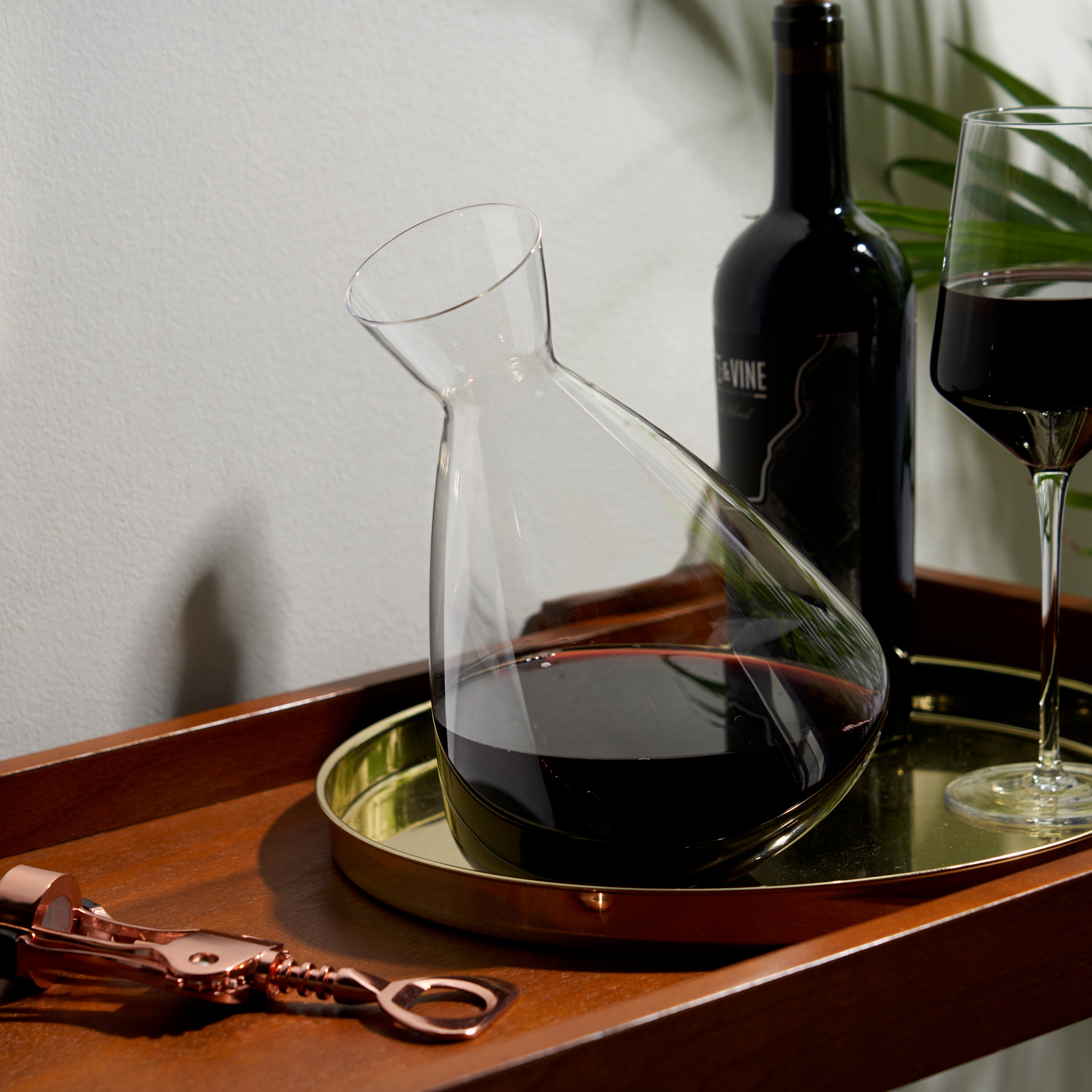 Premium Crystal Wine Decanter with Aerator Spout - Elegant Glass Carafe for Red Wine Aeration & Serving - Perfect for Dinner Parties, Wine Tasting & Gifts