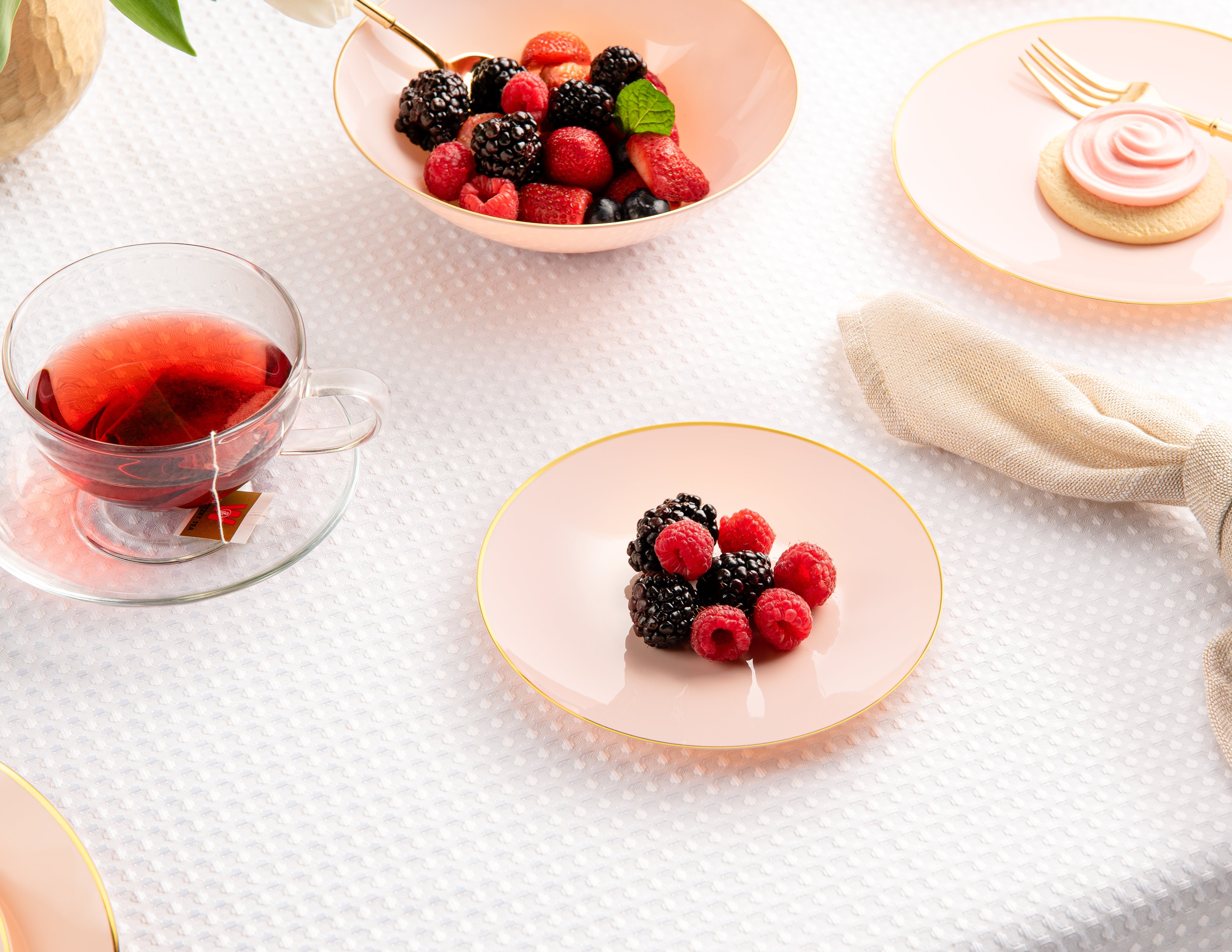 Eco-Friendly Pink & Gold Round Plastic Plates - 10 Inch Disposable Dinnerware for Parties, Picnics, and Events | BPA-Free & Compostable
