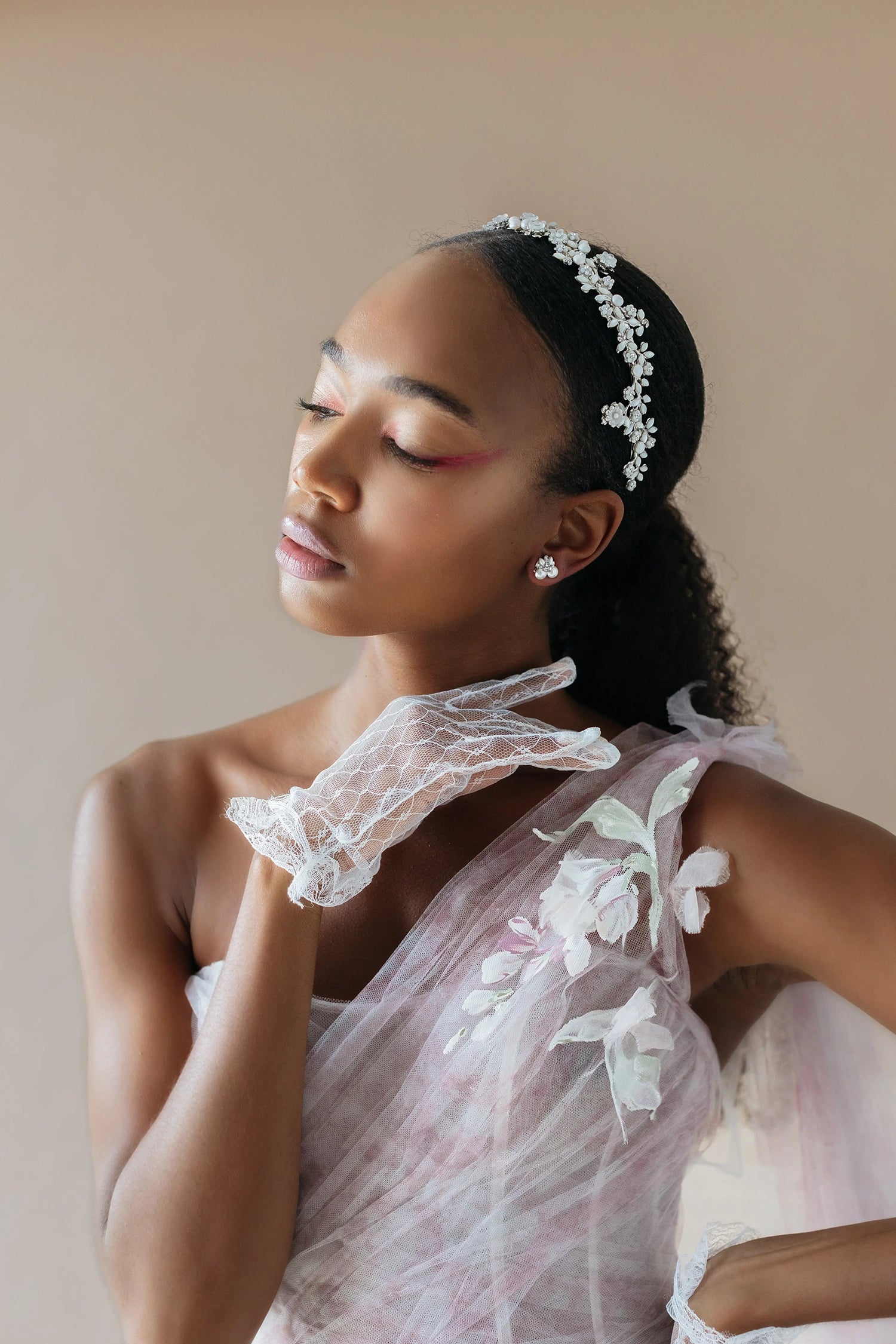 Daisy Headband for Women - Floral Hair Accessories for Spring & Summer - Boho Flower Hairband for Weddings, Festivals, and Outdoor Events