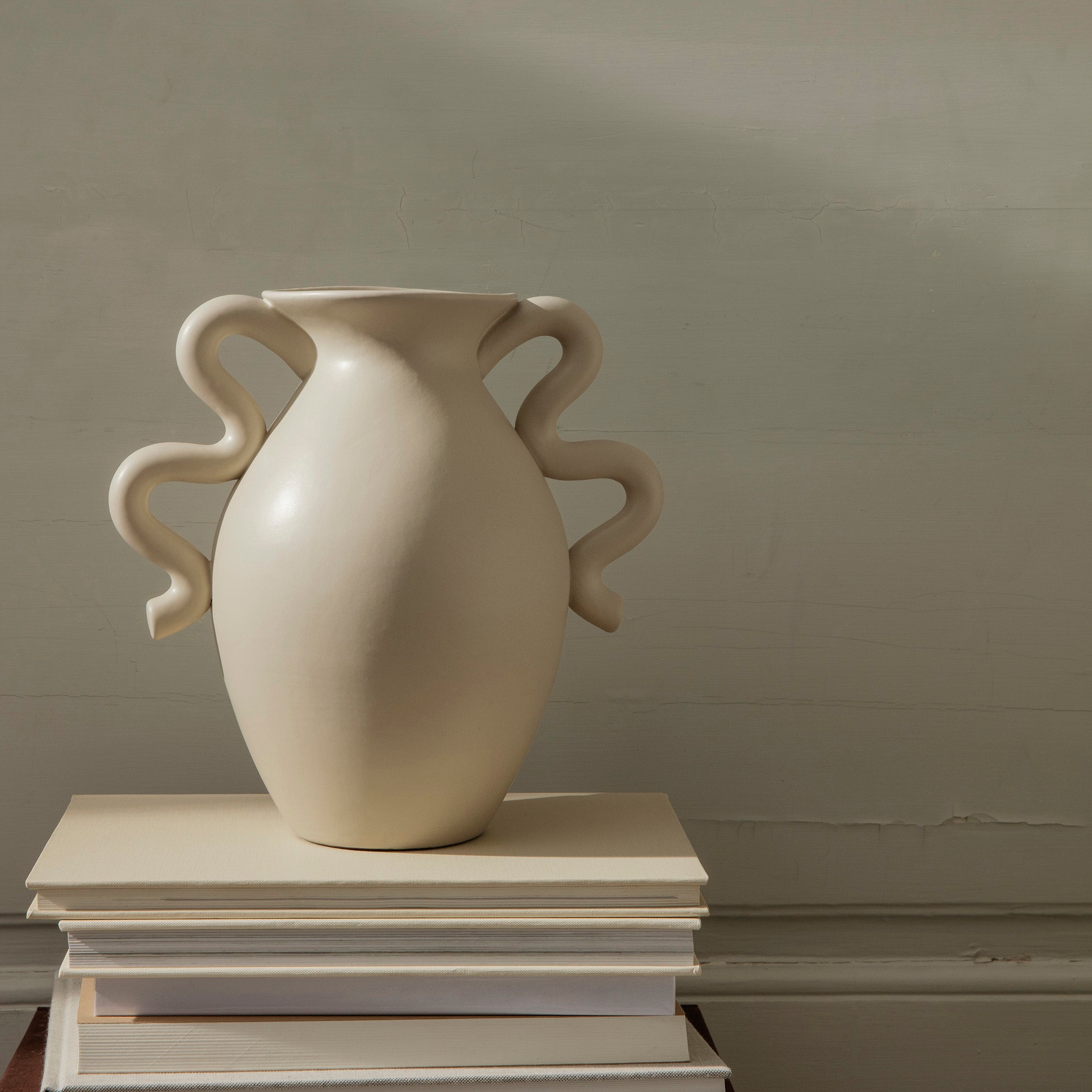 Verso Vase Creme - Modern Ceramic Flower Vase for Home Decor, Wedding Centerpieces & Tabletop Display - Elegant Cream White Decorative Vase for Living Room, Dining Table & Office Desk