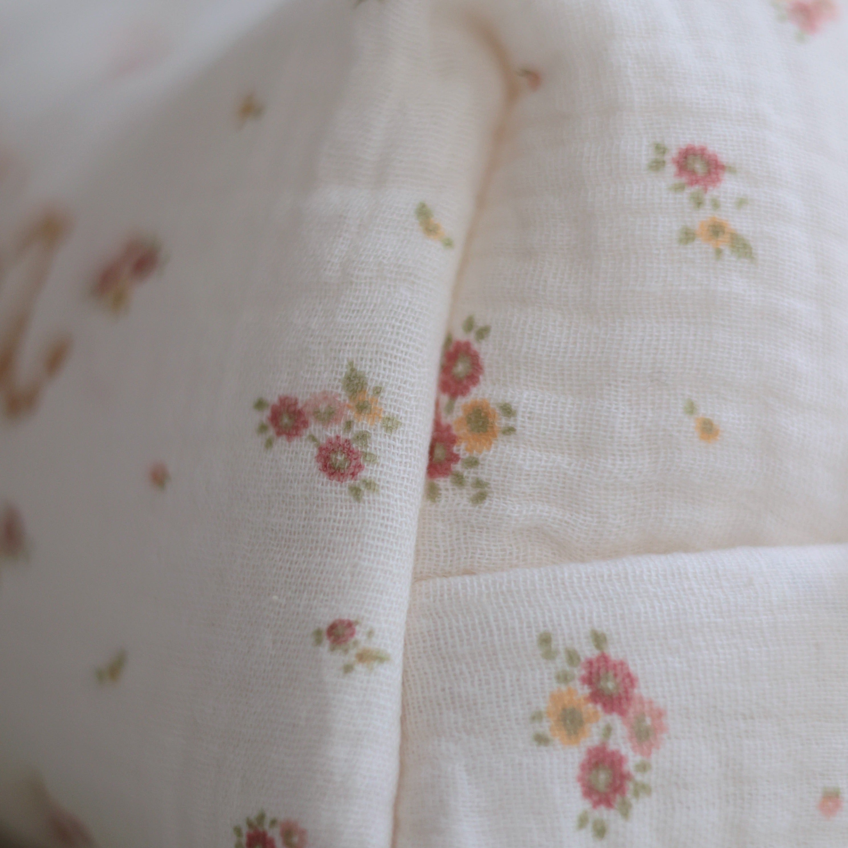 Waterproof Travel Toiletry Bag with Beige Floral Design - Perfect for Cosmetic Storage, Gym Essentials & Weekend Getaways