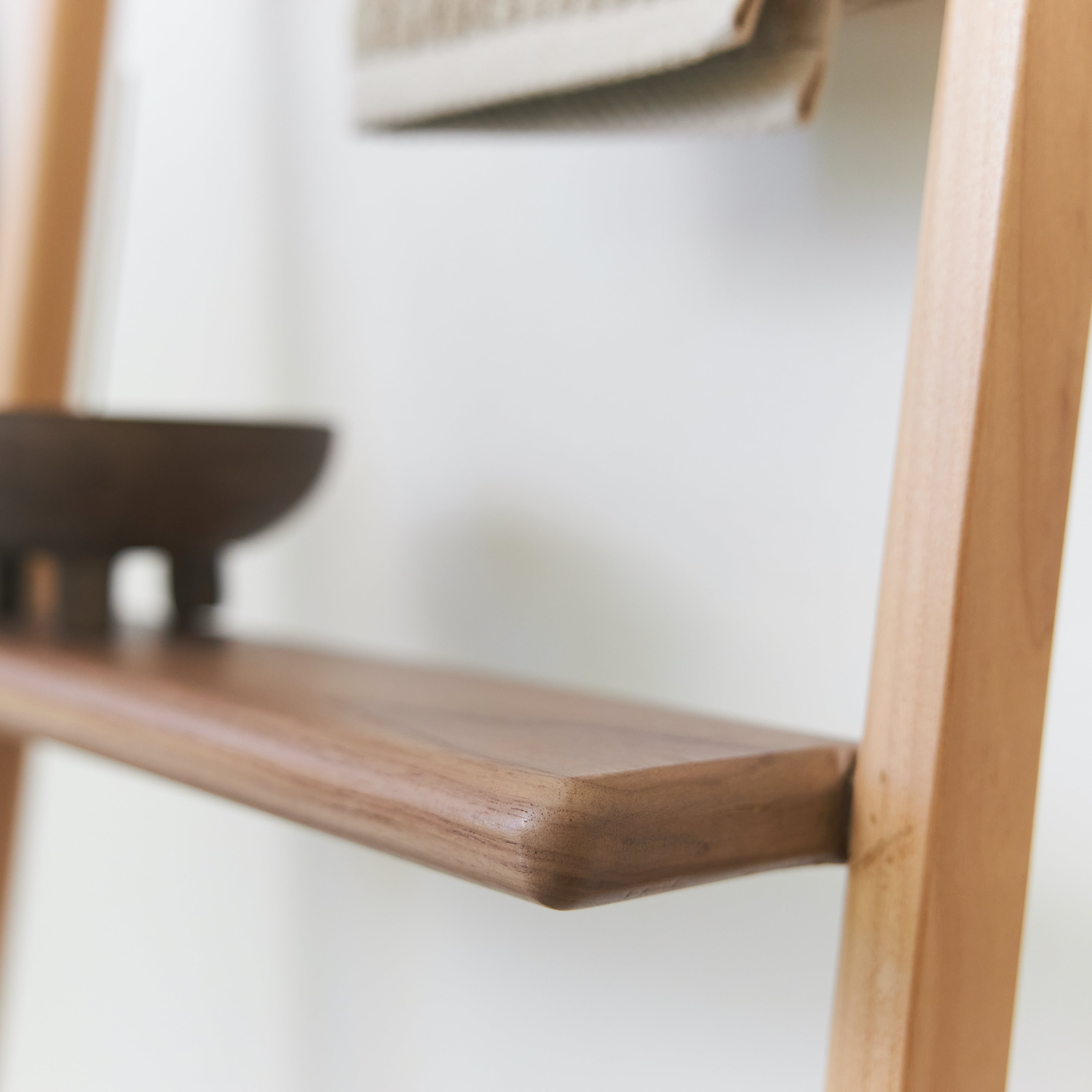 Rustic Wooden Towel Ladder - Bathroom & Kitchen Storage Rack for Hand Towels, Blankets & Decor - Space Saving Home Organization Solution for Small Bathrooms, Laundry Rooms & Farmhouse Style Decor