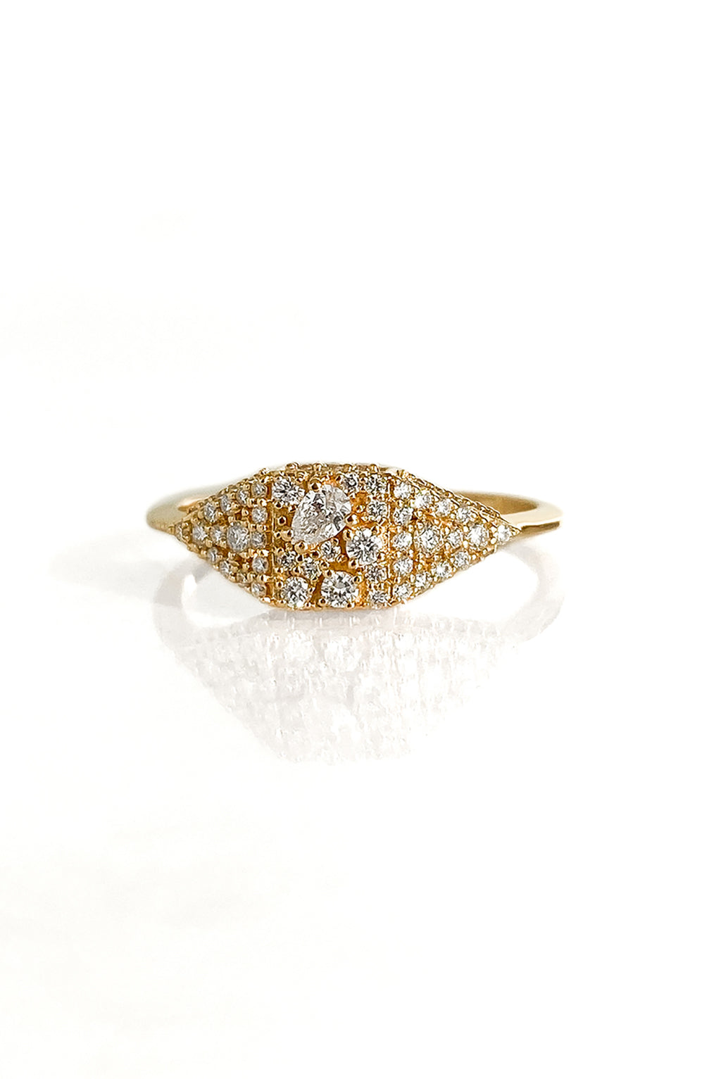 **Signet Diamond Ring for Women - Elegant & Timeless Jewelry for Engagements, Weddings & Special Occasions**