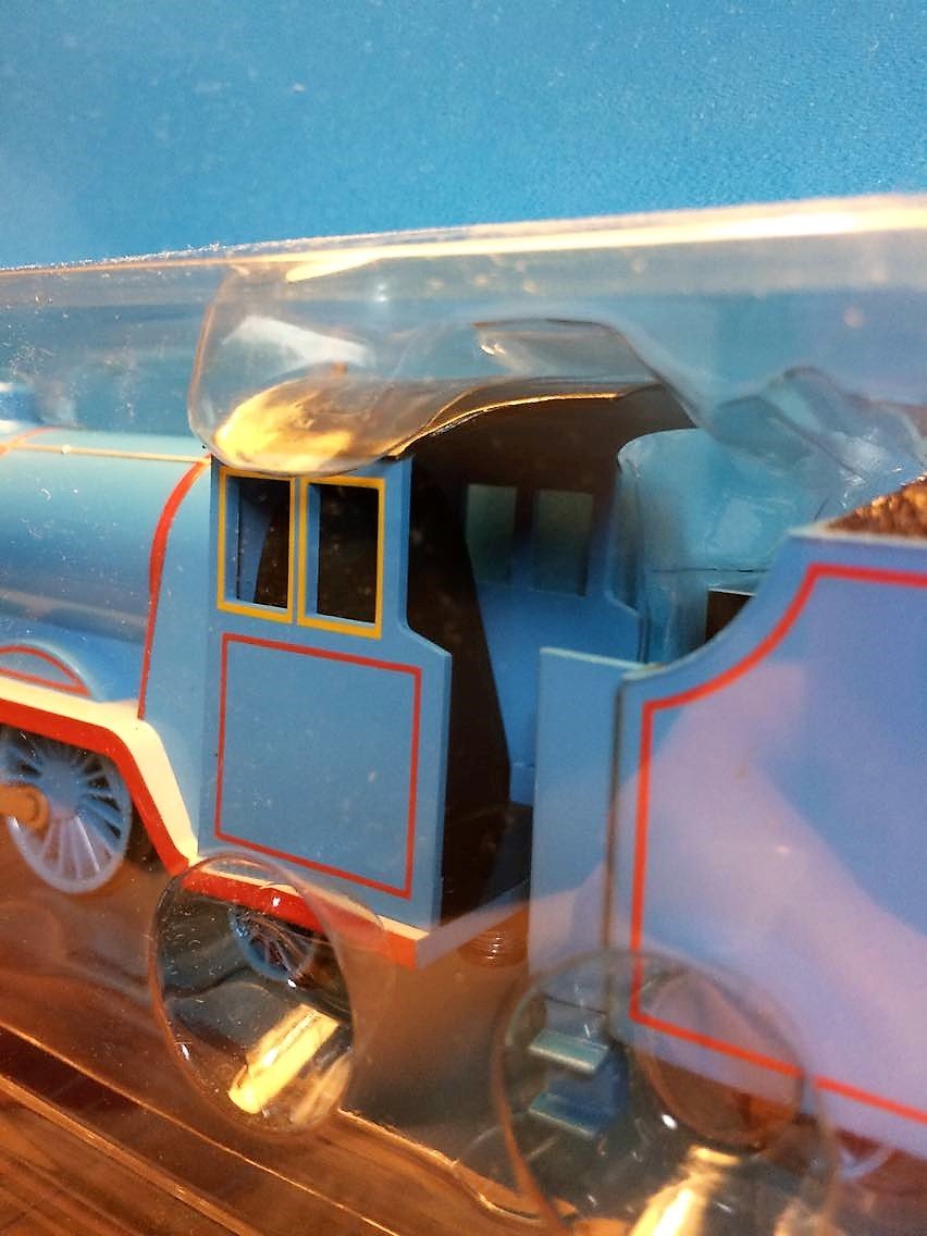 Bachmann Trains - THOMAS & FRIENDS GORDON THE EXPRESS ENGINE with Moving Eyes - HO Scale Model Train for Kids & Collectors - Perfect for Train Layouts, Birthday Gifts & Educational Play