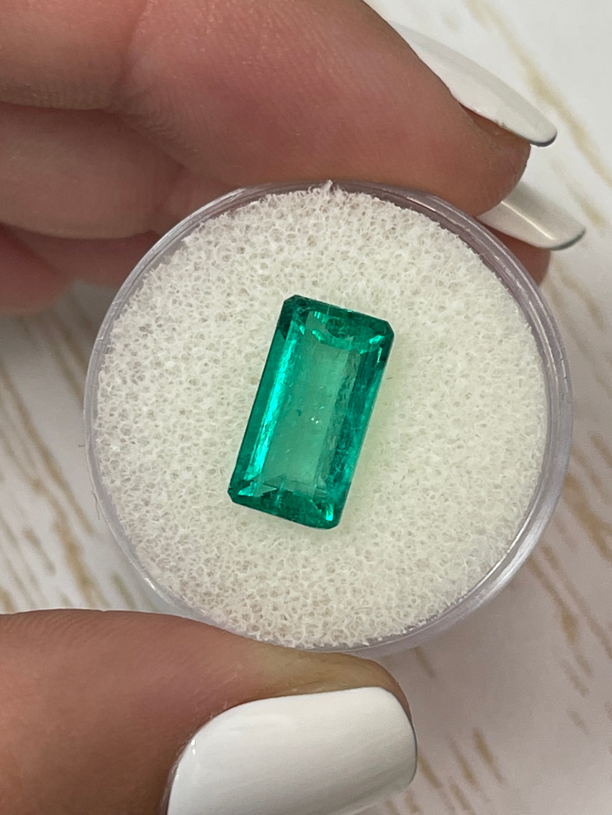 4.26 Carat Vivid Bluish Green Natural Colombian Emerald - 13x7mm Elongated Emerald Cut Loose Gemstone for Jewelry Making & Engagement Rings