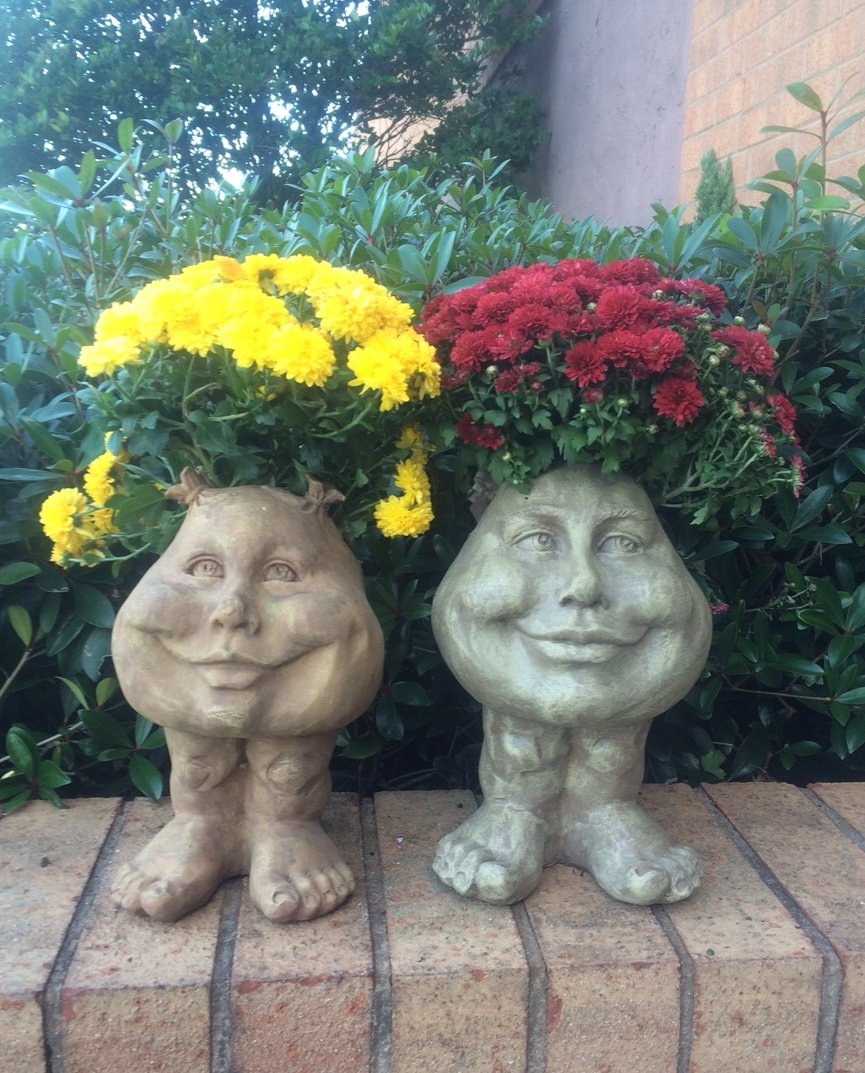 Muggly's Homestyles 37395 Sisters Daisy and Suzy Q 12-Inch Face Planter - Stone Wash Garden Statue for Outdoor Decor, Patio, Yard, and Flower Bed Decoration