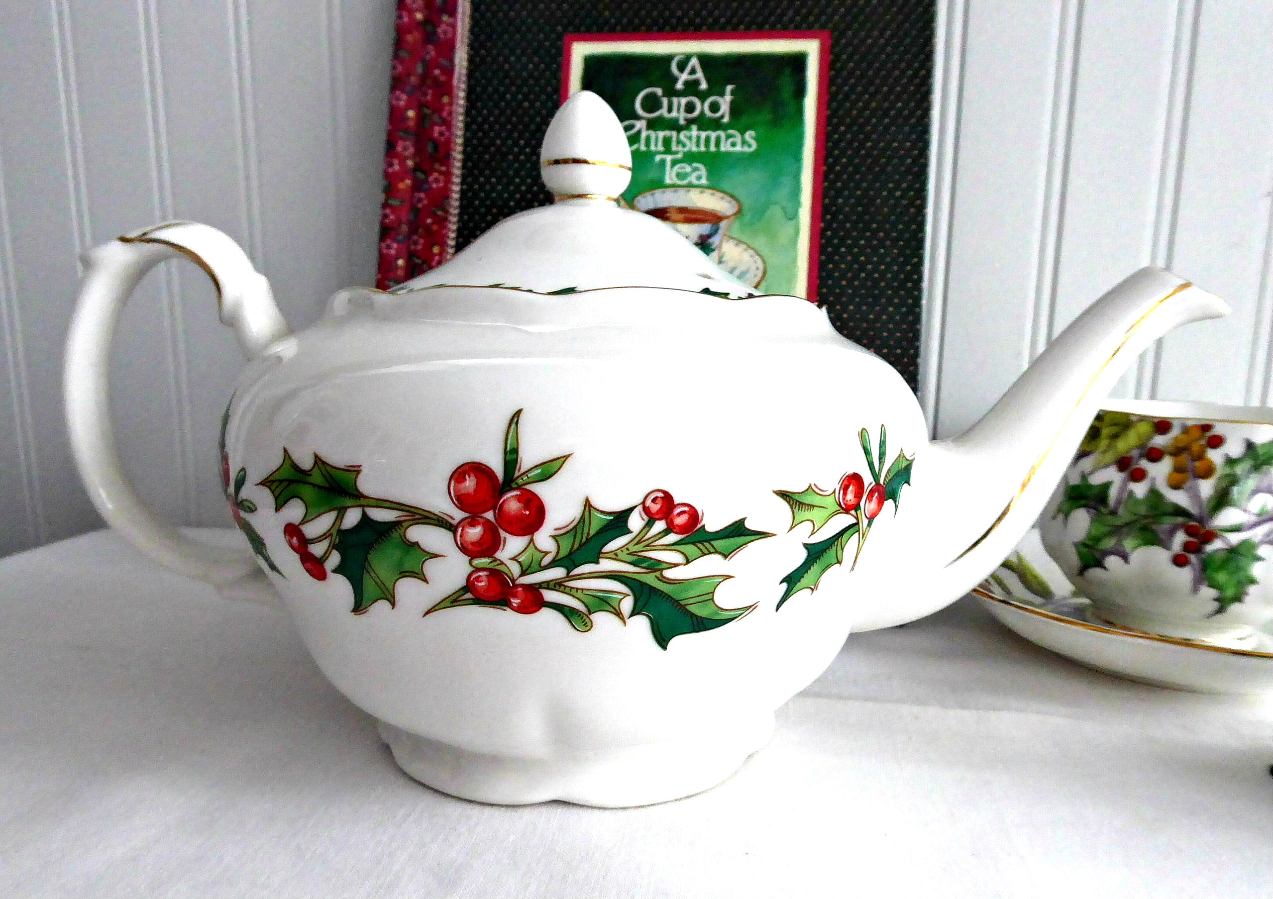 Large 32oz Christmas Tea Pot with Holly Design - Vintage 1990s Holiday Teapot for Festive Tea Parties & Cozy Winter Gatherings
