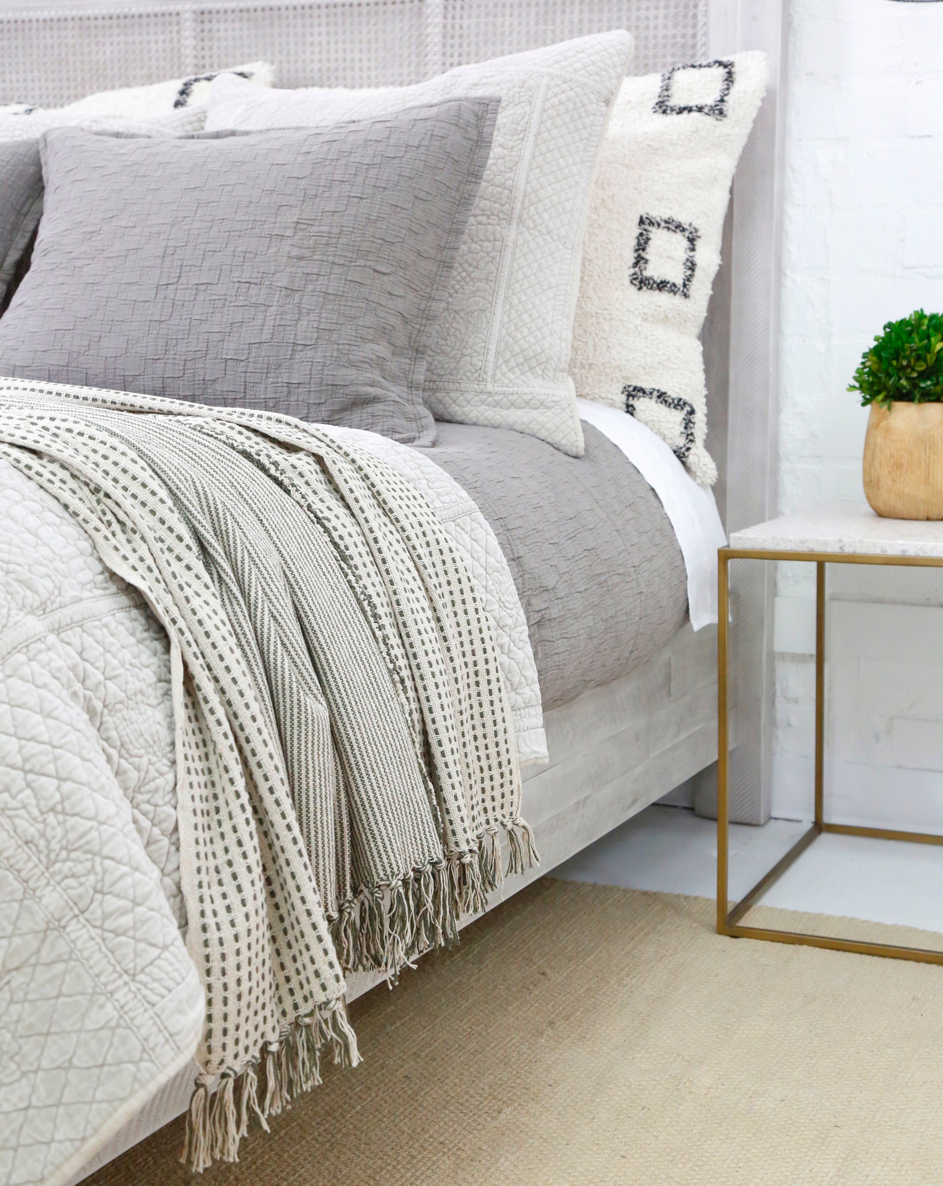Jagger Oversized Throw Blanket - Ultra Soft & Cozy Large Fleece Blanket for Couch, Bed & Sofa - Perfect for Lounging, Movie Nights & Cold Weather Comfort