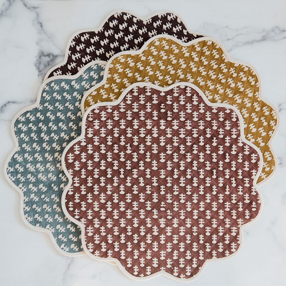 Quilted Scallop Placemats Set of 4 - Elegant Dining Table Decor for Thanksgiving, Christmas & Everyday Use - Washable & Durable Kitchen Table Mats