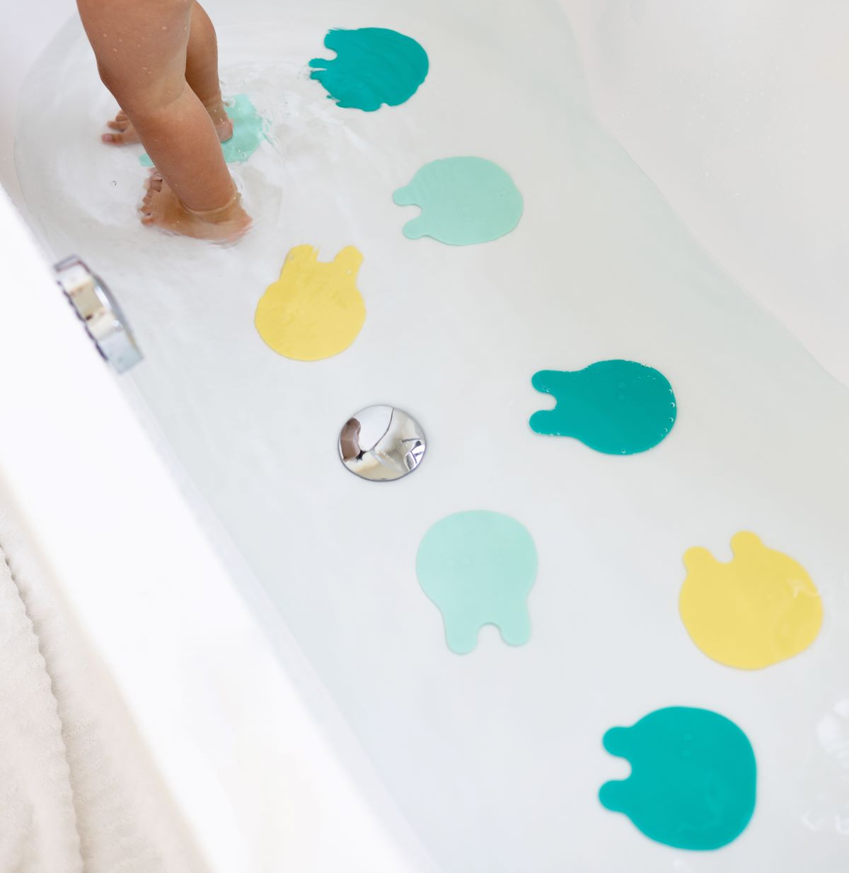 Quut Grippi Jellyfish Bath Safety Grips - Non-Slip Shower Stickers for Kids & Adults, Minty Yellow - Perfect for Bathtub, Shower Floor and Pool Safety