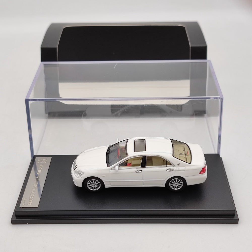 1:64 Toyota Crown 12th Diecast Model Car - Collectible Toy Vehicle in Black & White - Perfect for Display, Gifts, and Diecast Car Collections