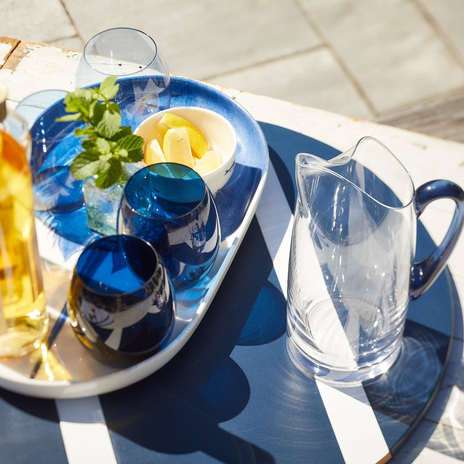 Les Nuades Blue Handle Pitcher - Elegant Glass Water Pitcher for Iced Tea, Lemonade & Cocktails - Perfect for Parties, Dining & Home Decor