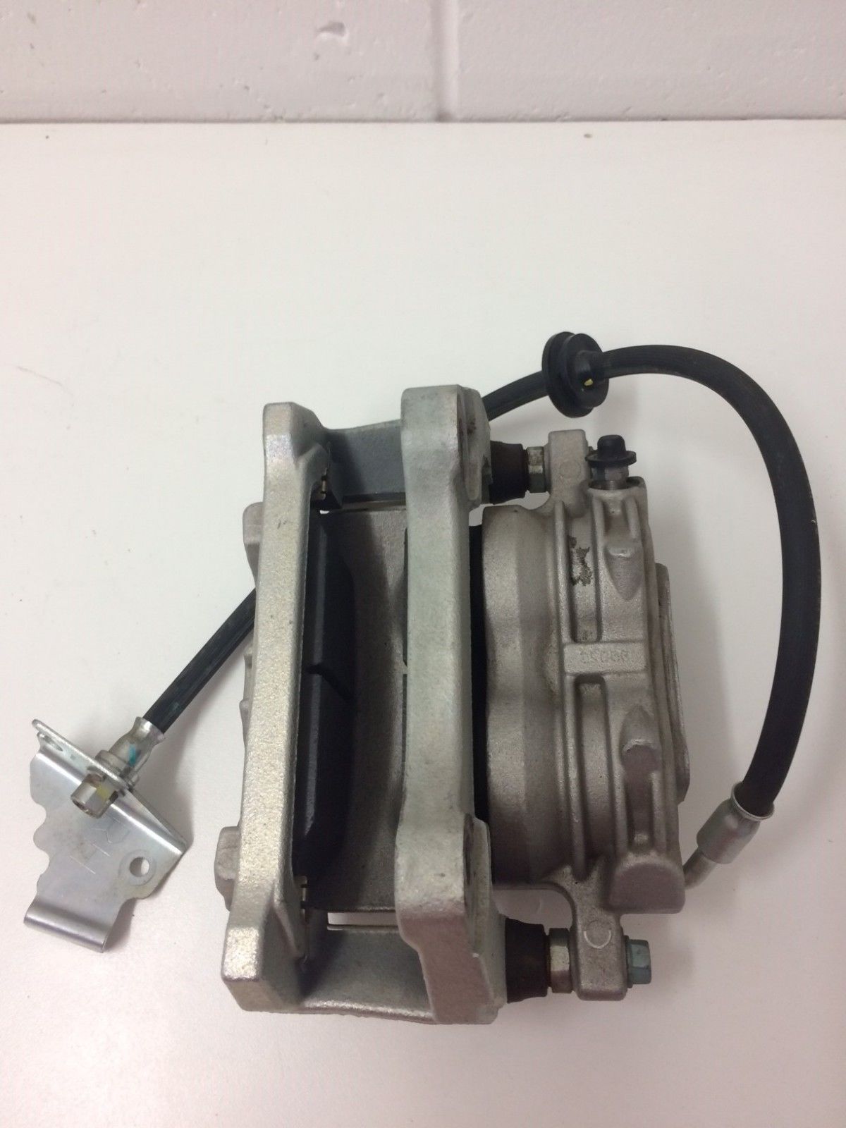 Genuine Holden Brake Caliper Right Front for Commodore VE & Statesman WM - Premium Quality Replacement Part for Smooth Braking Performance | Perfect for Daily Commuting & Highway Driving
