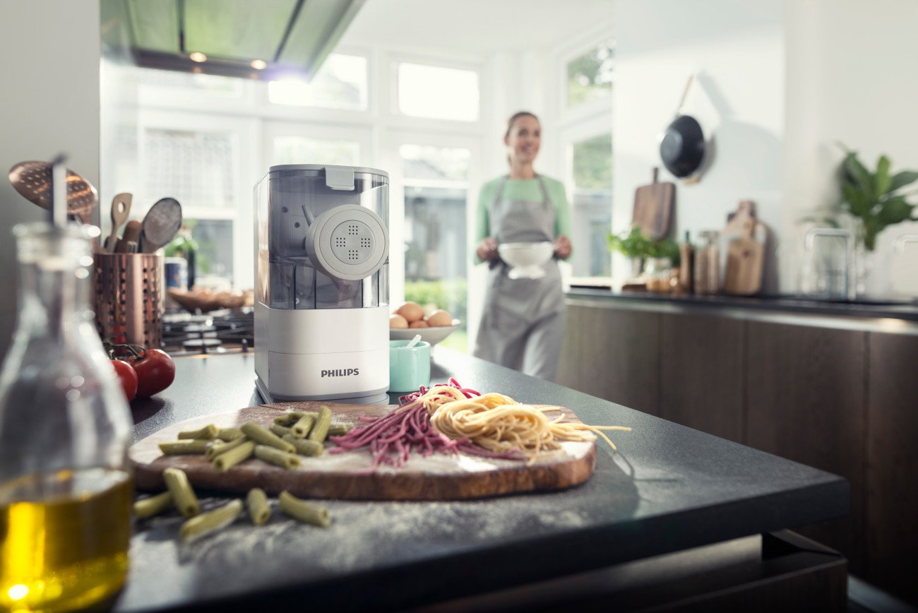 Philips Viva Collection HR2370/05 Compact Automatic Pasta and Noodle Maker Machine with 3 Classic Shaping Discs & Recipe Book - Perfect for Homemade Italian Pasta, Asian Noodles & Family Cooking - Small White Kitchen Appliance for Home Chefs