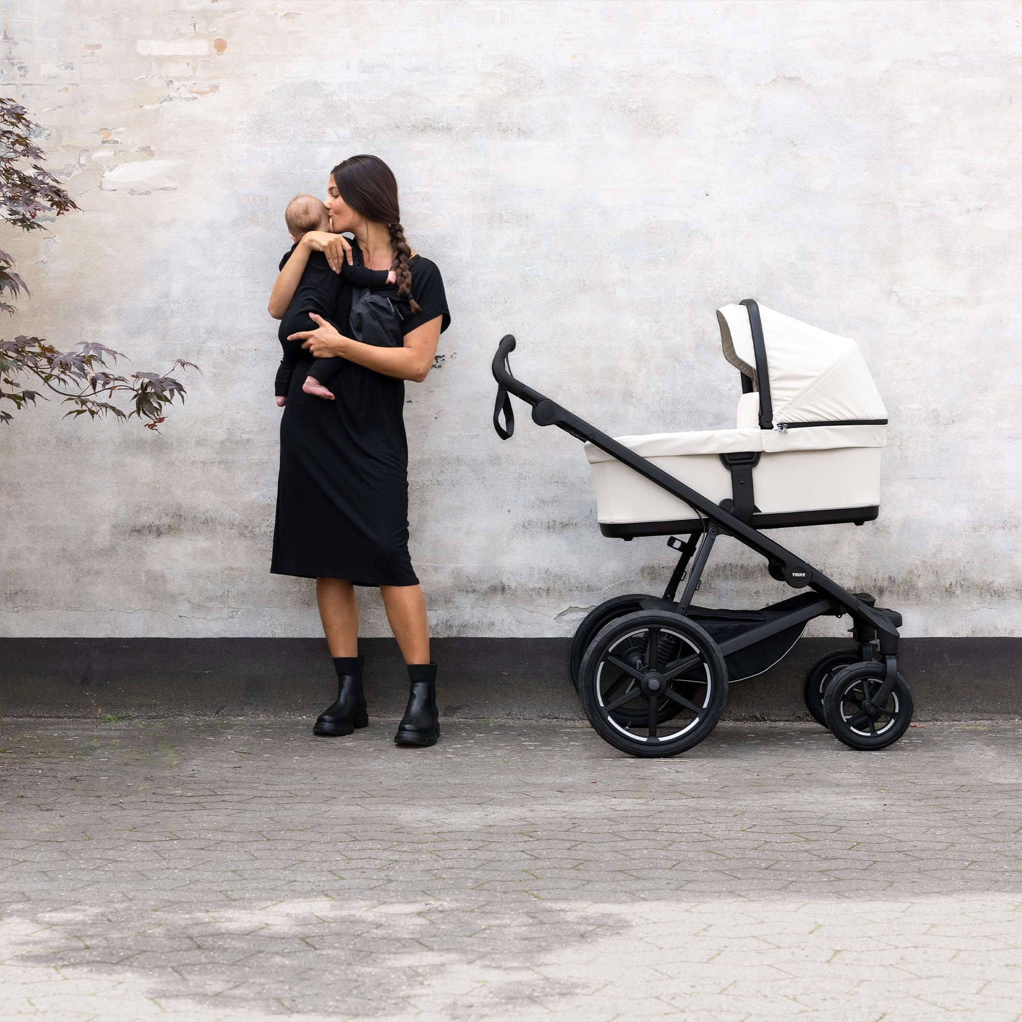 Thule Urban Glide 4-Wheel All-Terrain Stroller for Single Child - Full Suspension System, Air-Filled Tires, Adjustable Recline Seat with Built-in Leg Rest - Perfect for Jogging, Hiking & Urban Adventures with Your Baby