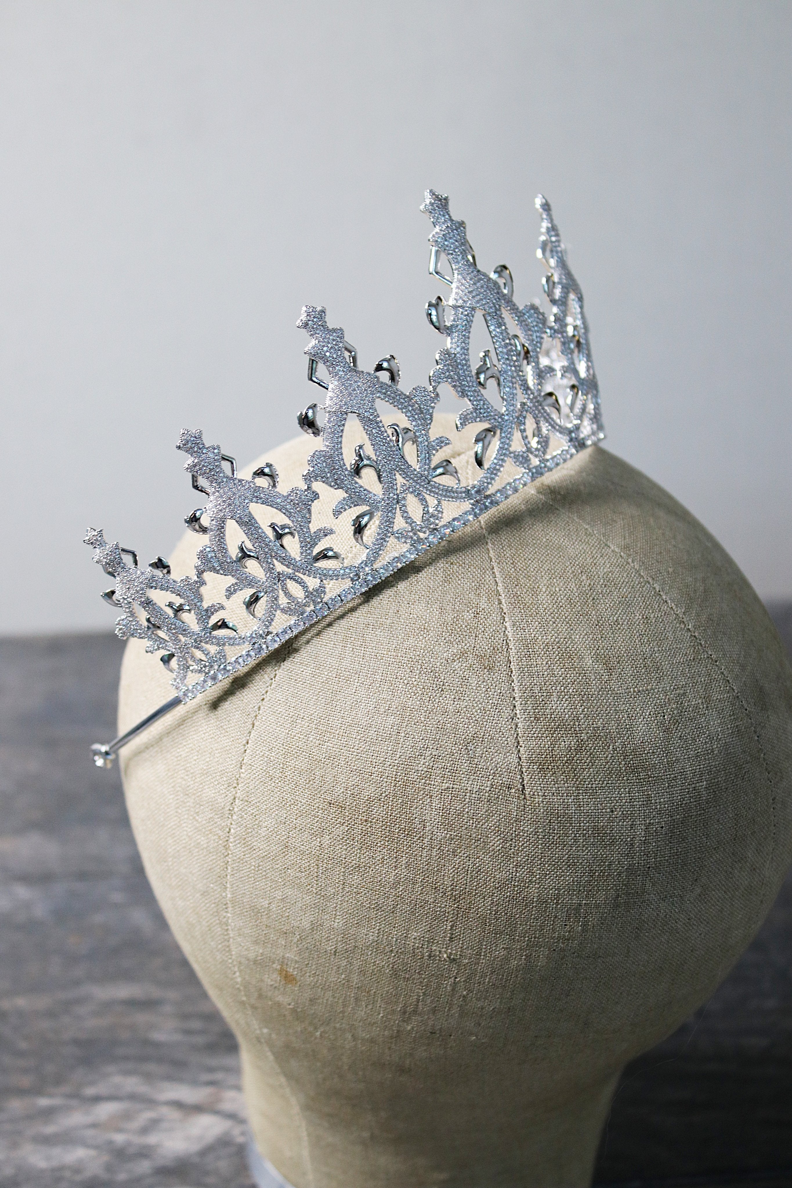 GEMMA Bridal Tiara - Elegant Wedding Crown for Bride, Rhinestone Crystal Headpiece - Perfect for Bridal Shower, Wedding Ceremony & Prom