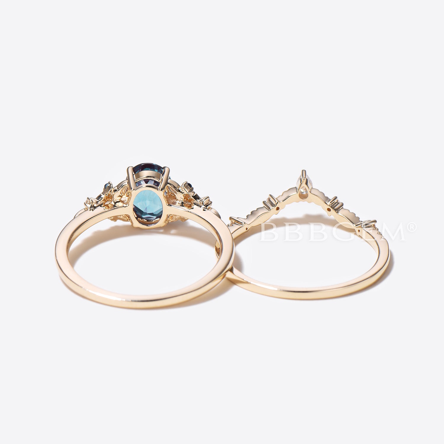 Exquisite Leaf Oval Alexandrite Engagement Ring with Diamond Accents – Floral Wedding Band for Women | Perfect for Proposals, Anniversaries & Bridal Jewelry