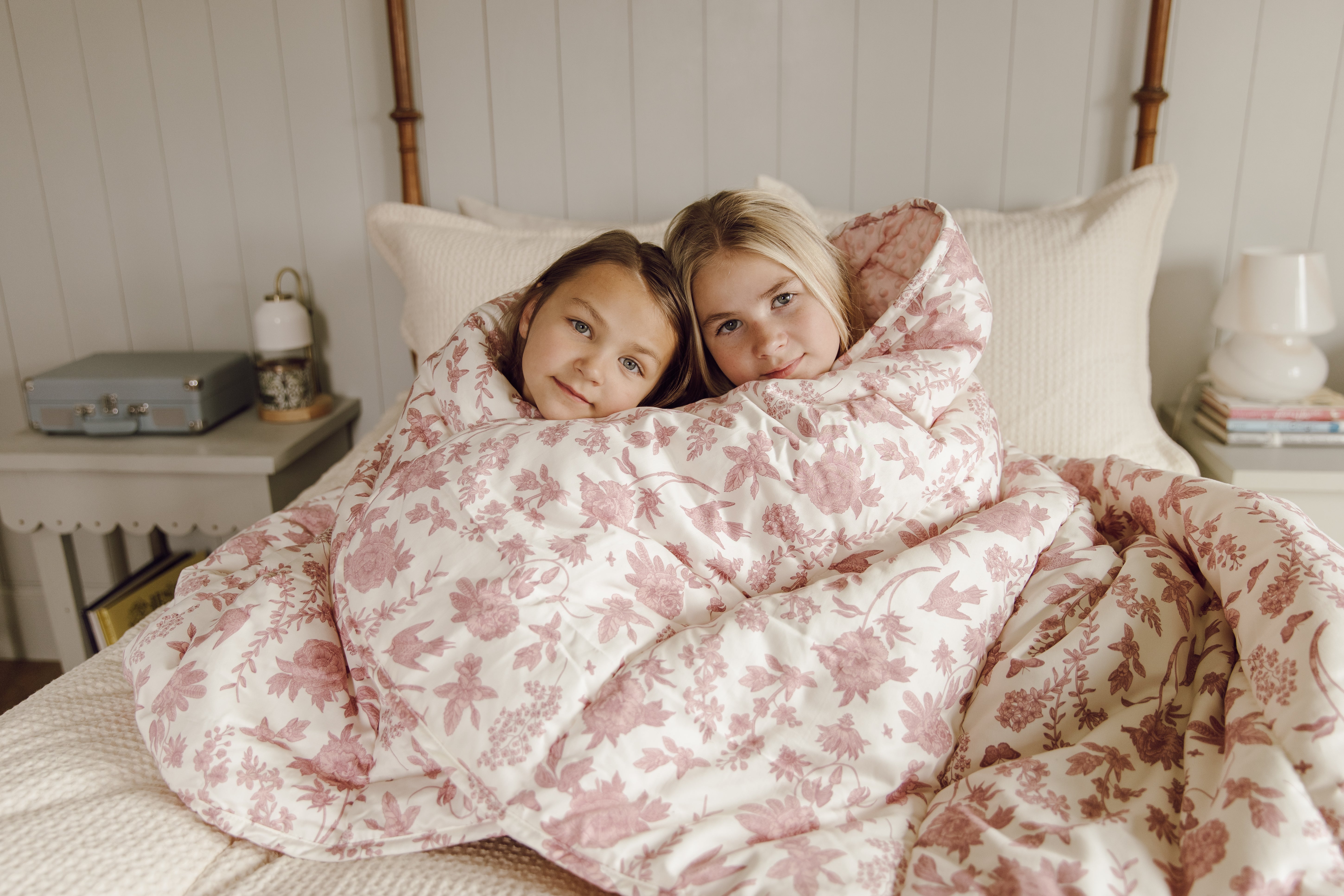 Cozy Ivy Pattern Fleece Blanket - Soft & Warm Throw for Bed, Couch, and Outdoor Use - Perfect for Gifts, Home Decor, and Camping