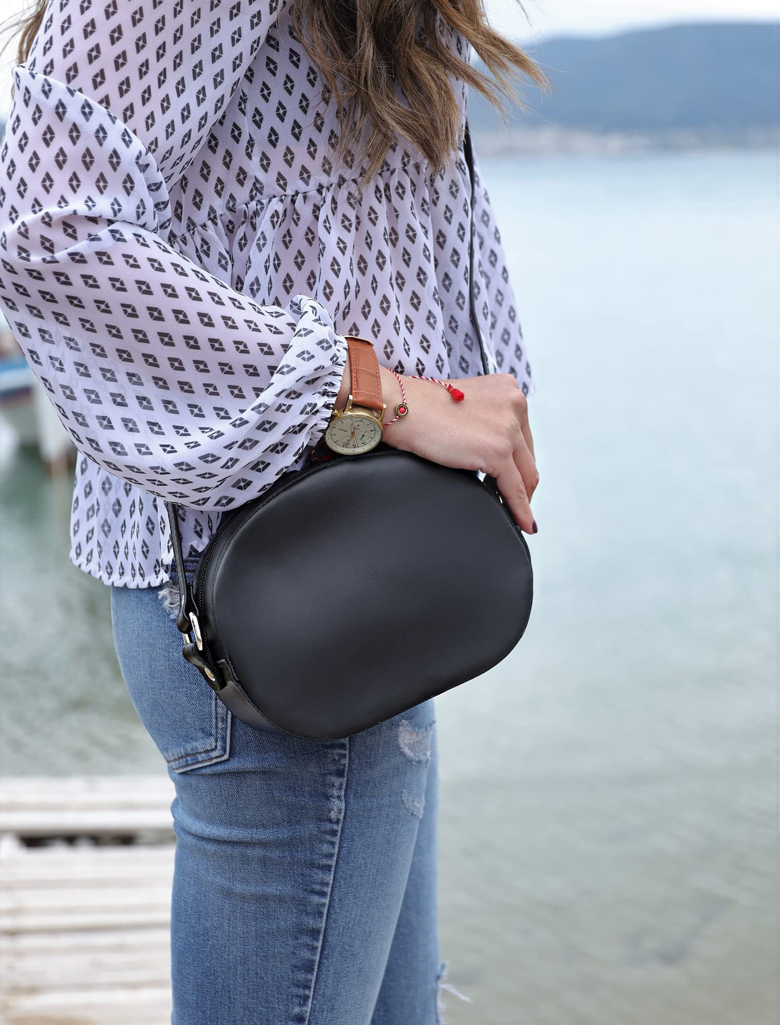 Stylish Black Leather Crossbody Bag with Zipper - Women's Fashion Shoulder Purse for Everyday Use, Travel & Work | Durable & Lightweight Handbag