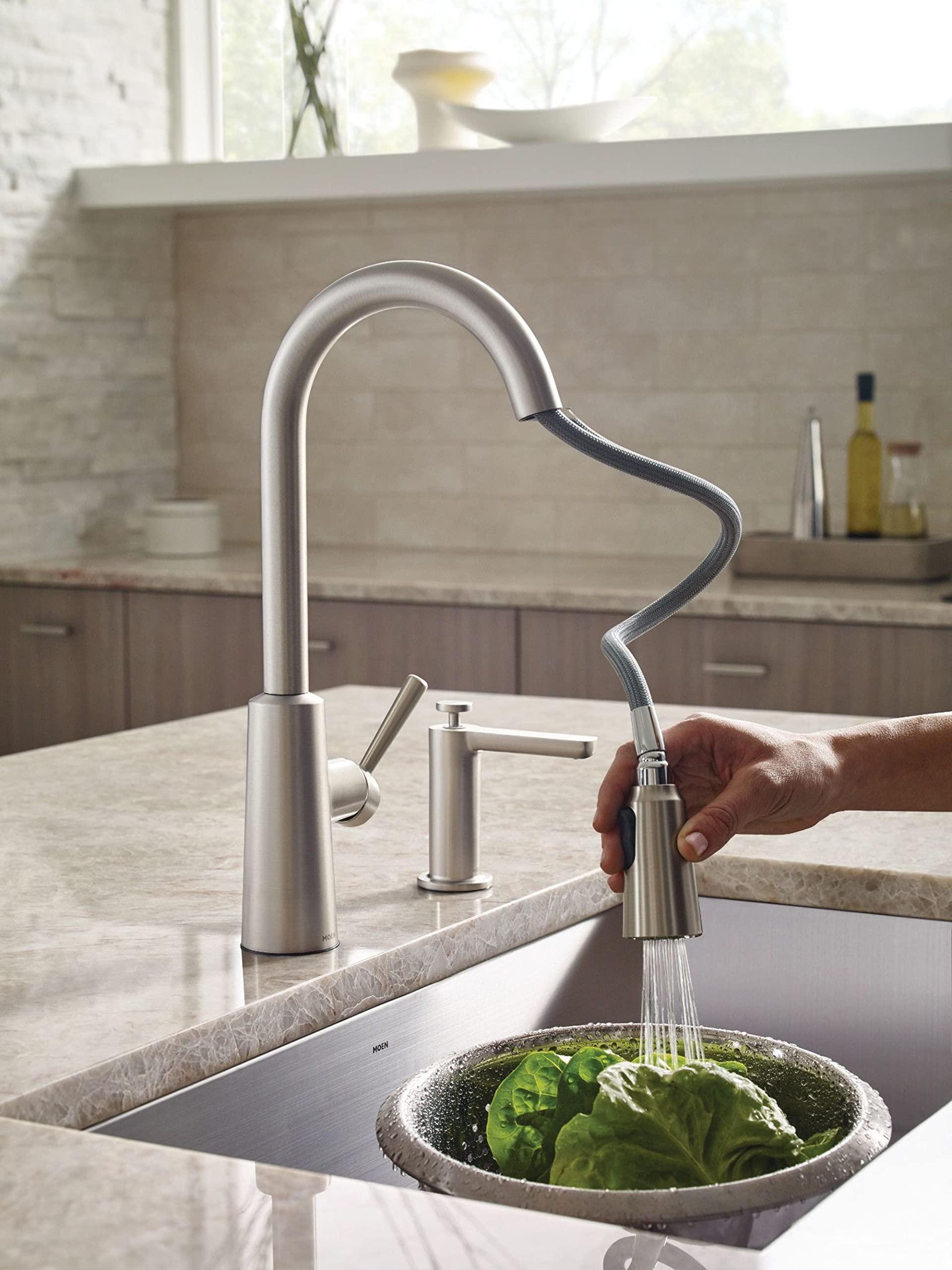 Moen Riley Spot Resist Stainless Steel One-Handle Pull-Down Kitchen Faucet with Power Boost & Reflex Docking System - Modern Kitchen Sink Faucet (Model 7402SRS) - Perfect for Residential Kitchens, Restaurants, and Commercial Use